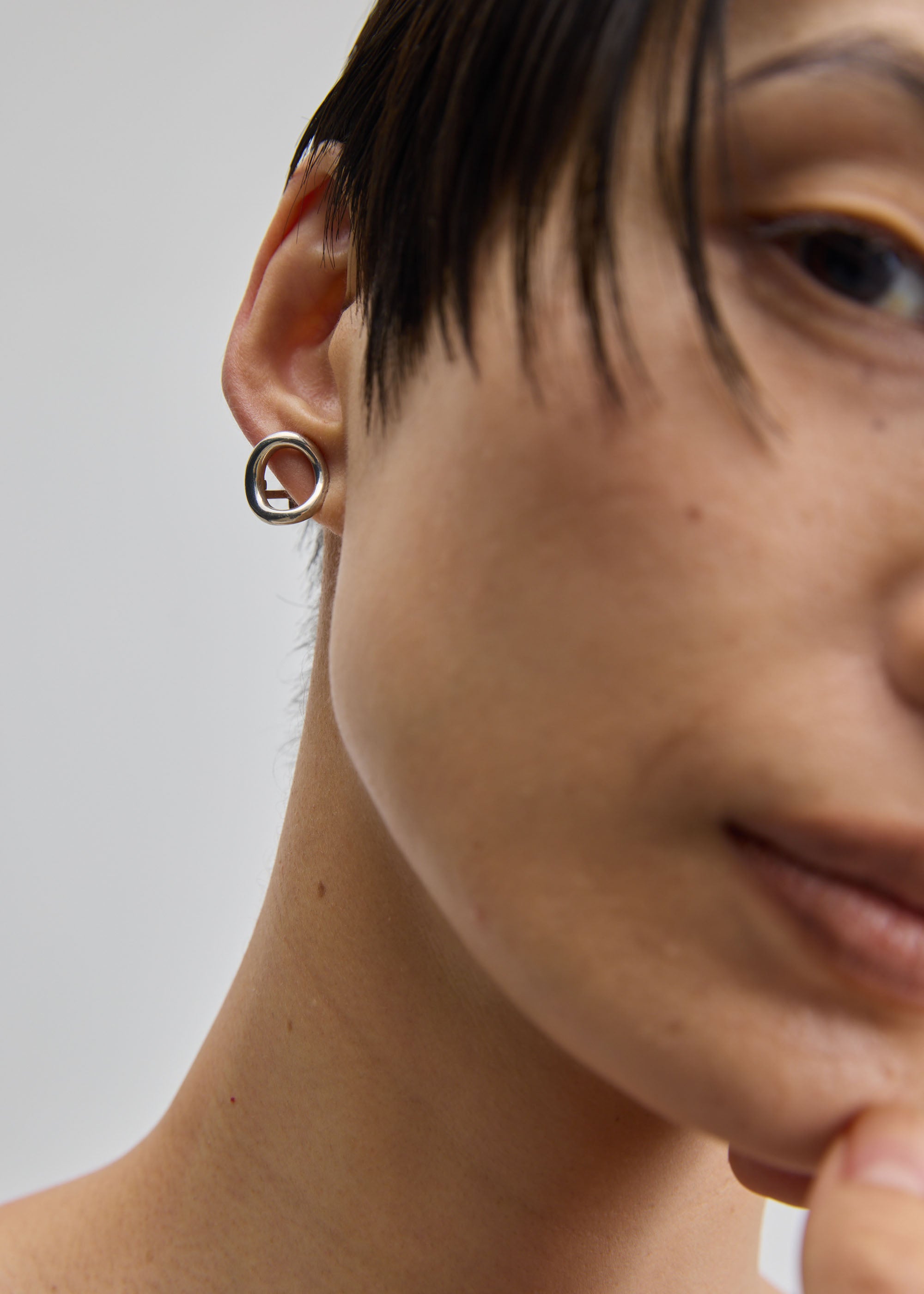 charlotte chesnais saturn Sフープピアス