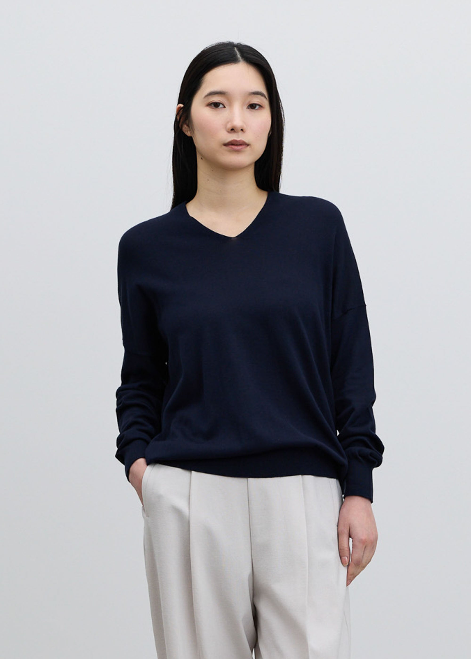 シルクコットンVネックニットプルオーバー - SOÉJU online store｜上質