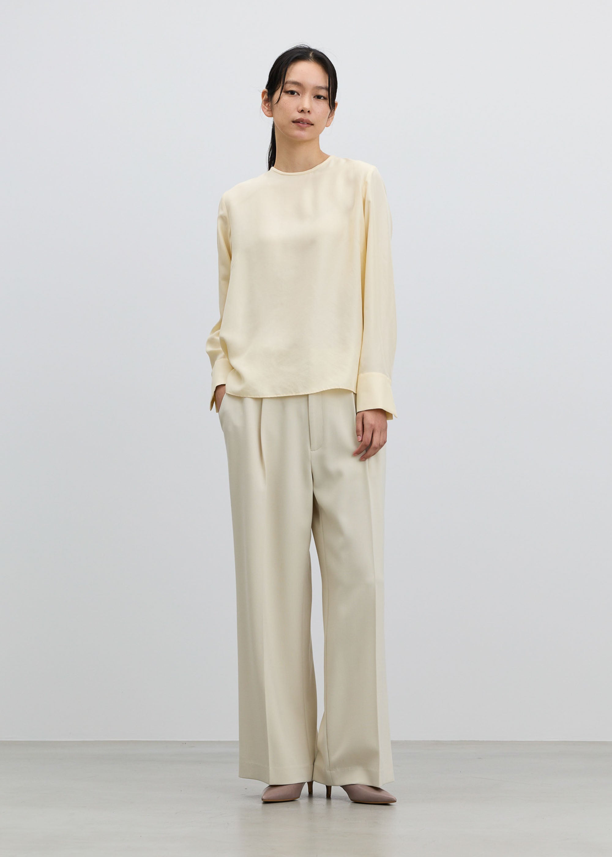 シルククルーネックブラウス - SOÉJU online store｜上質な大人の女性