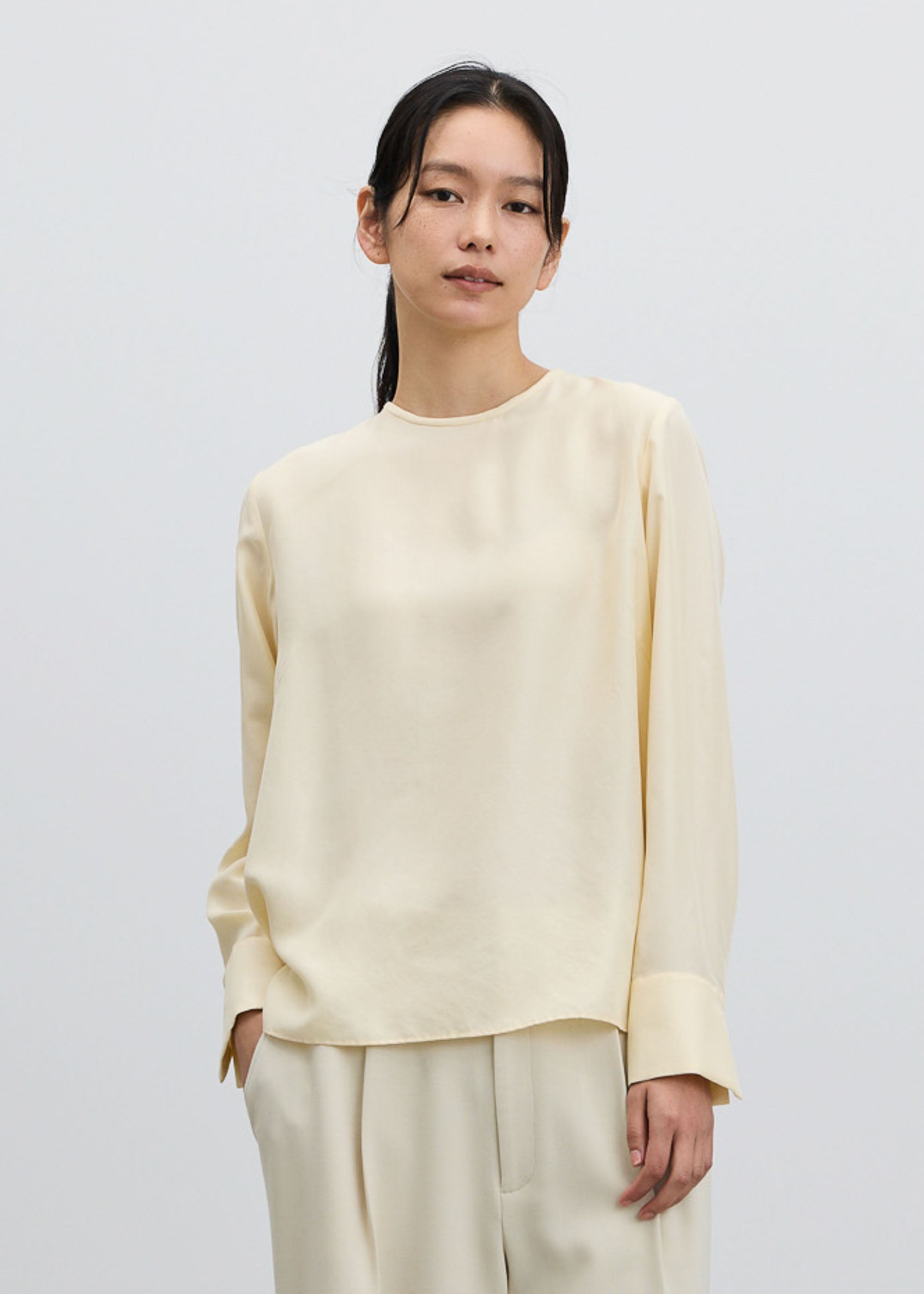 シルククルーネックブラウス