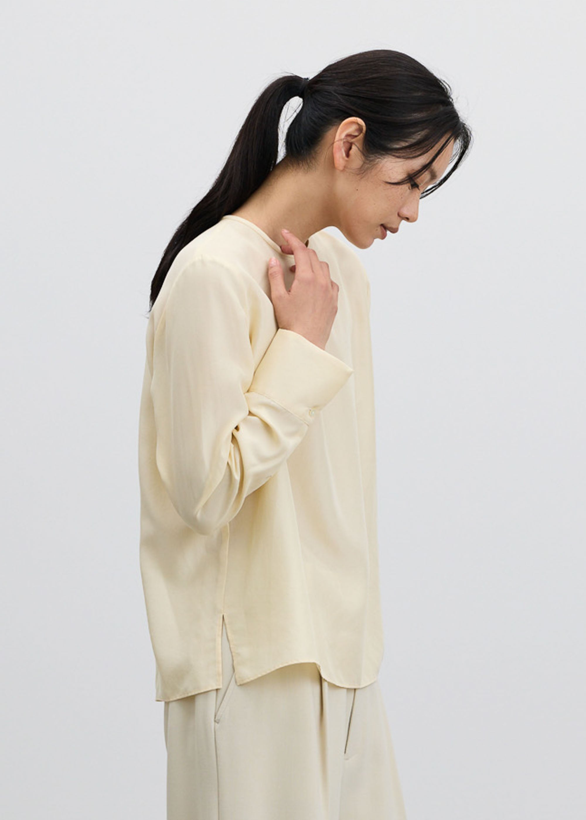 シルククルーネックブラウス