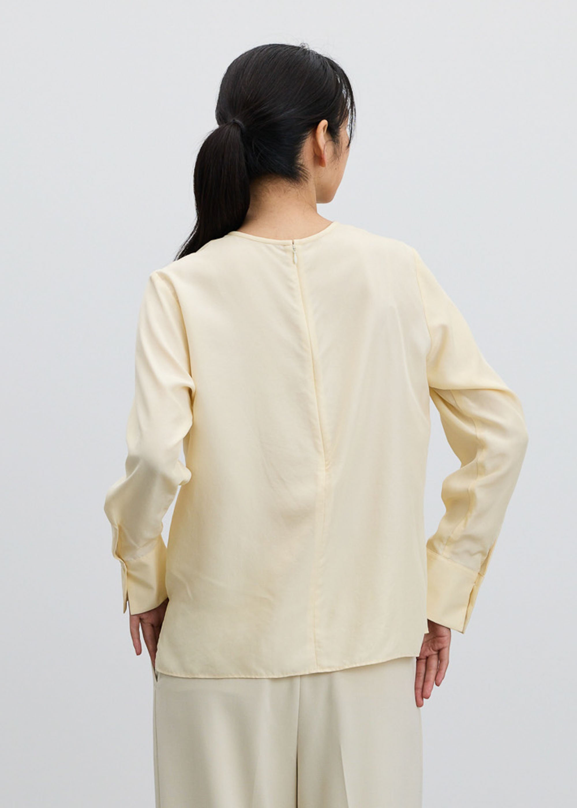 シルククルーネックブラウス