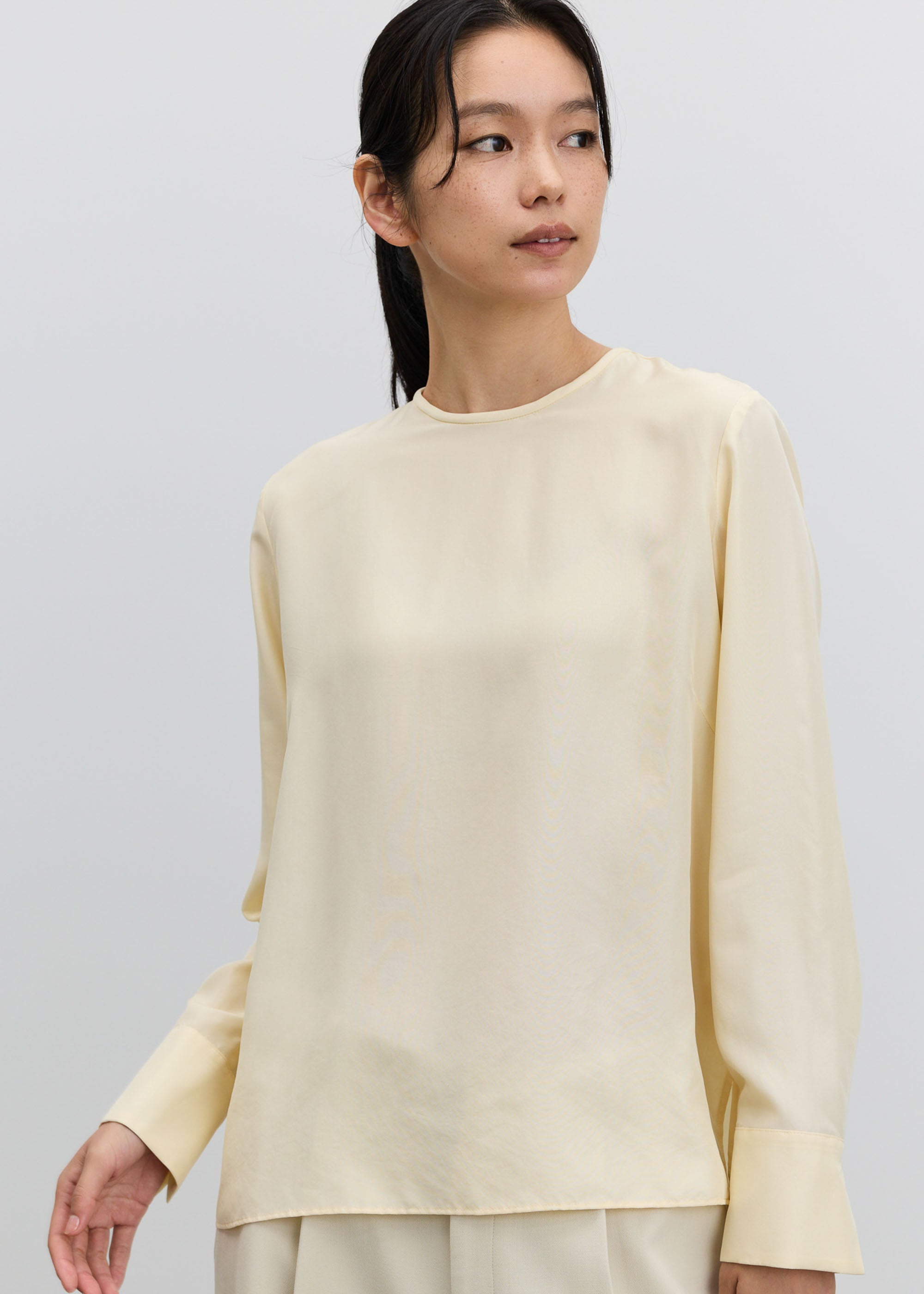 シルククルーネックブラウス