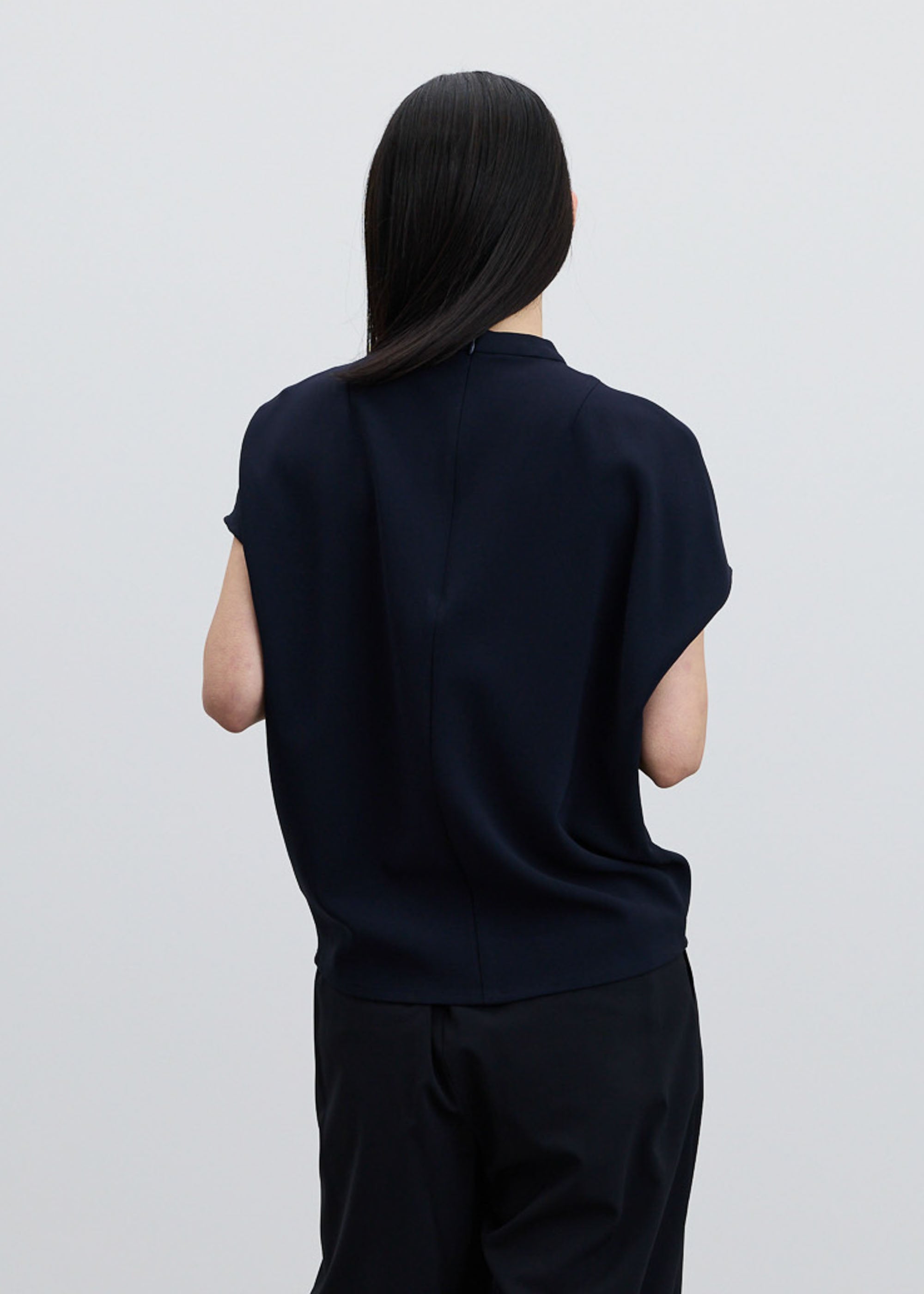 スタンドカラーコクーンブラウス - SOÉJU online store｜上質な大人の