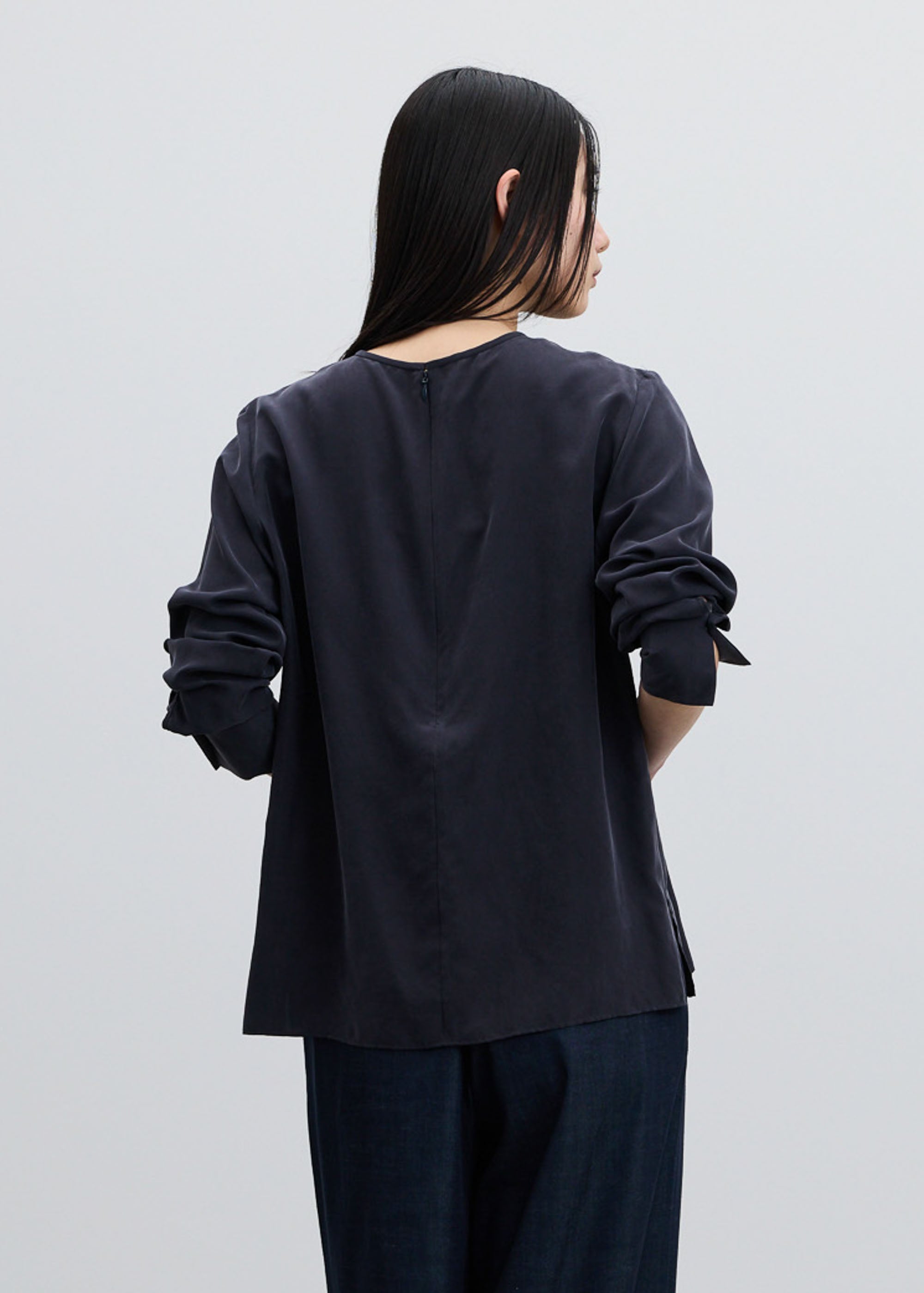 シルククルーネックブラウス - SOÉJU online store｜上質な大人の女性