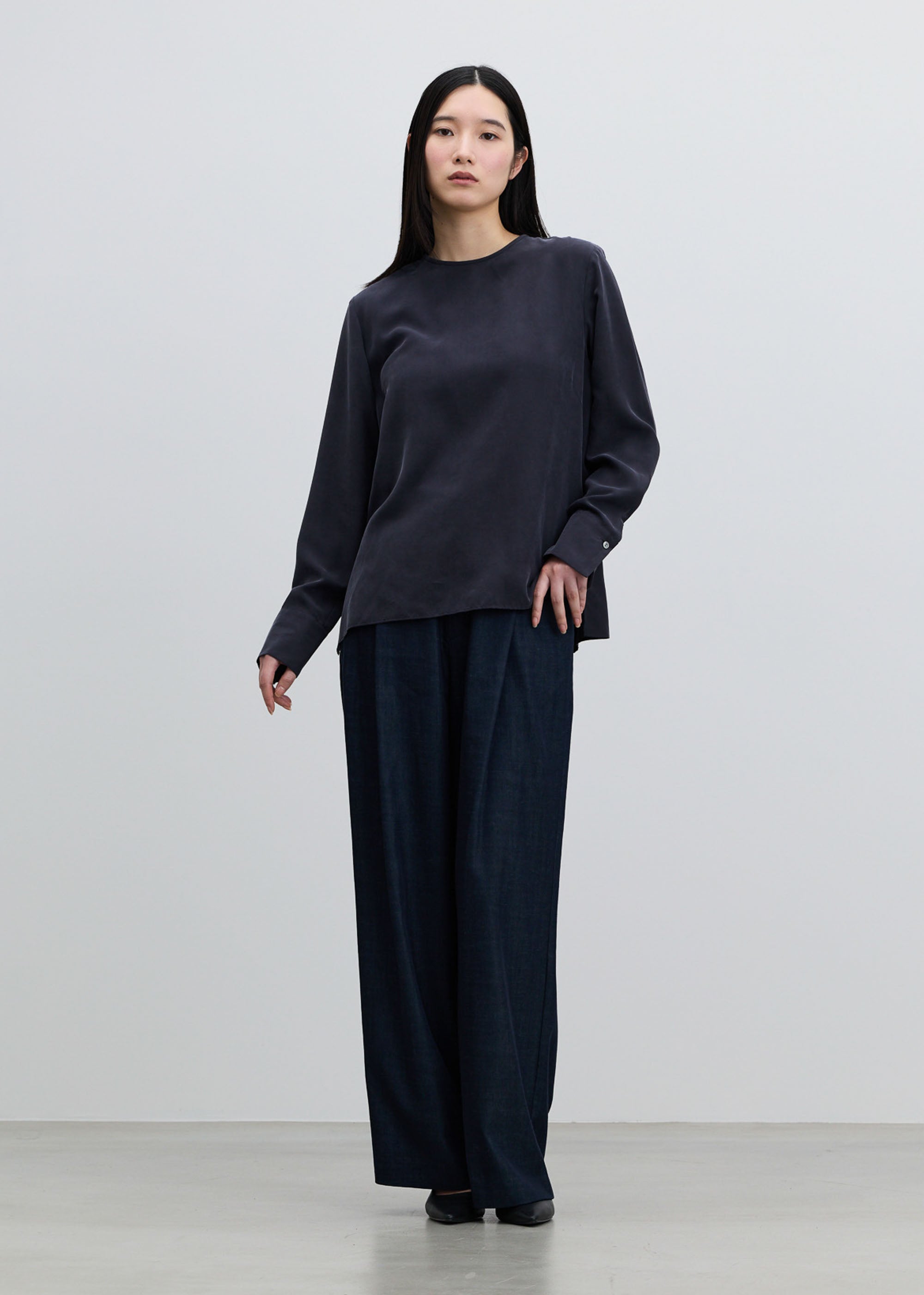 シルククルーネックブラウス - SOÉJU online store｜上質な大人の女性