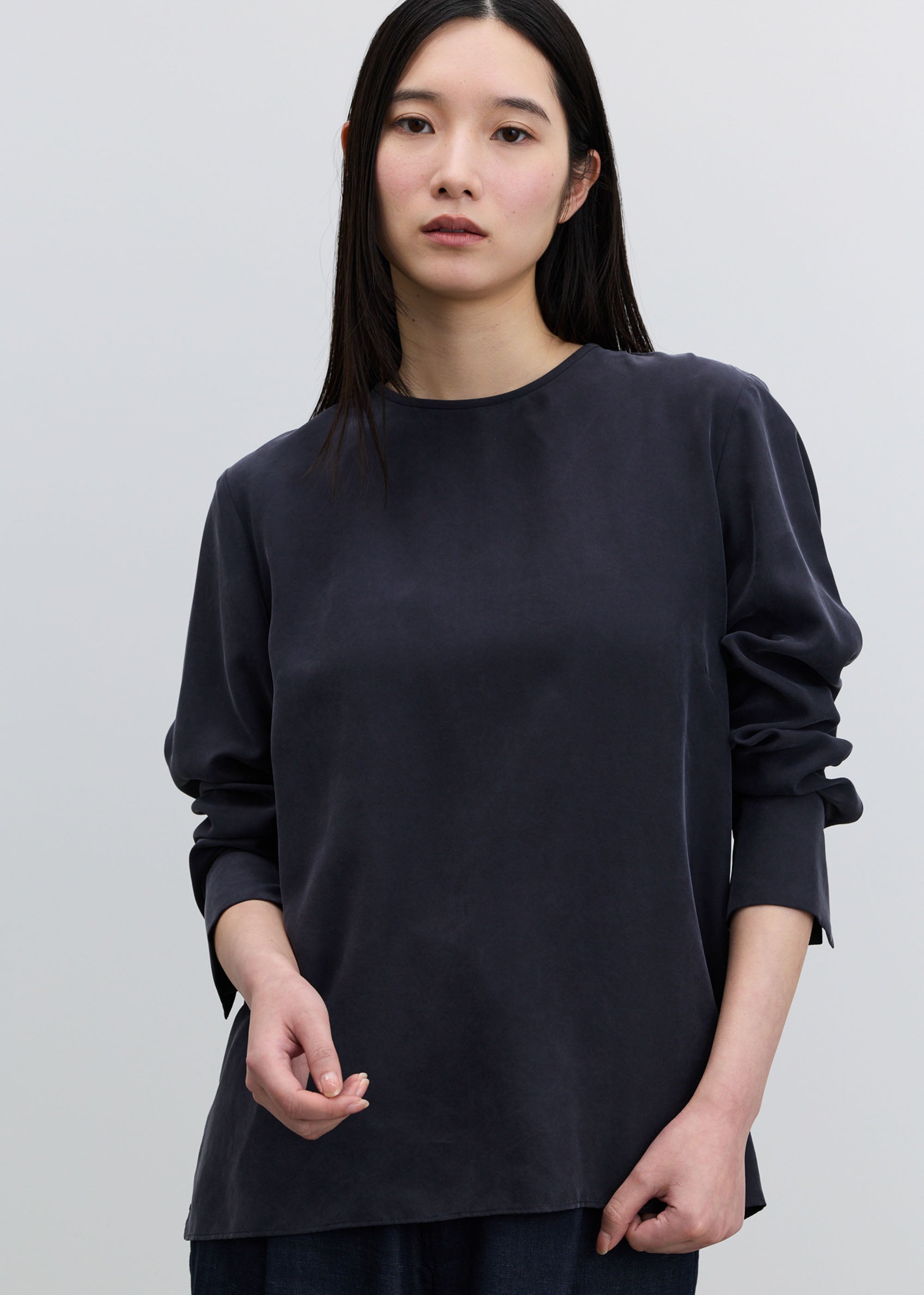 シルククルーネックブラウス