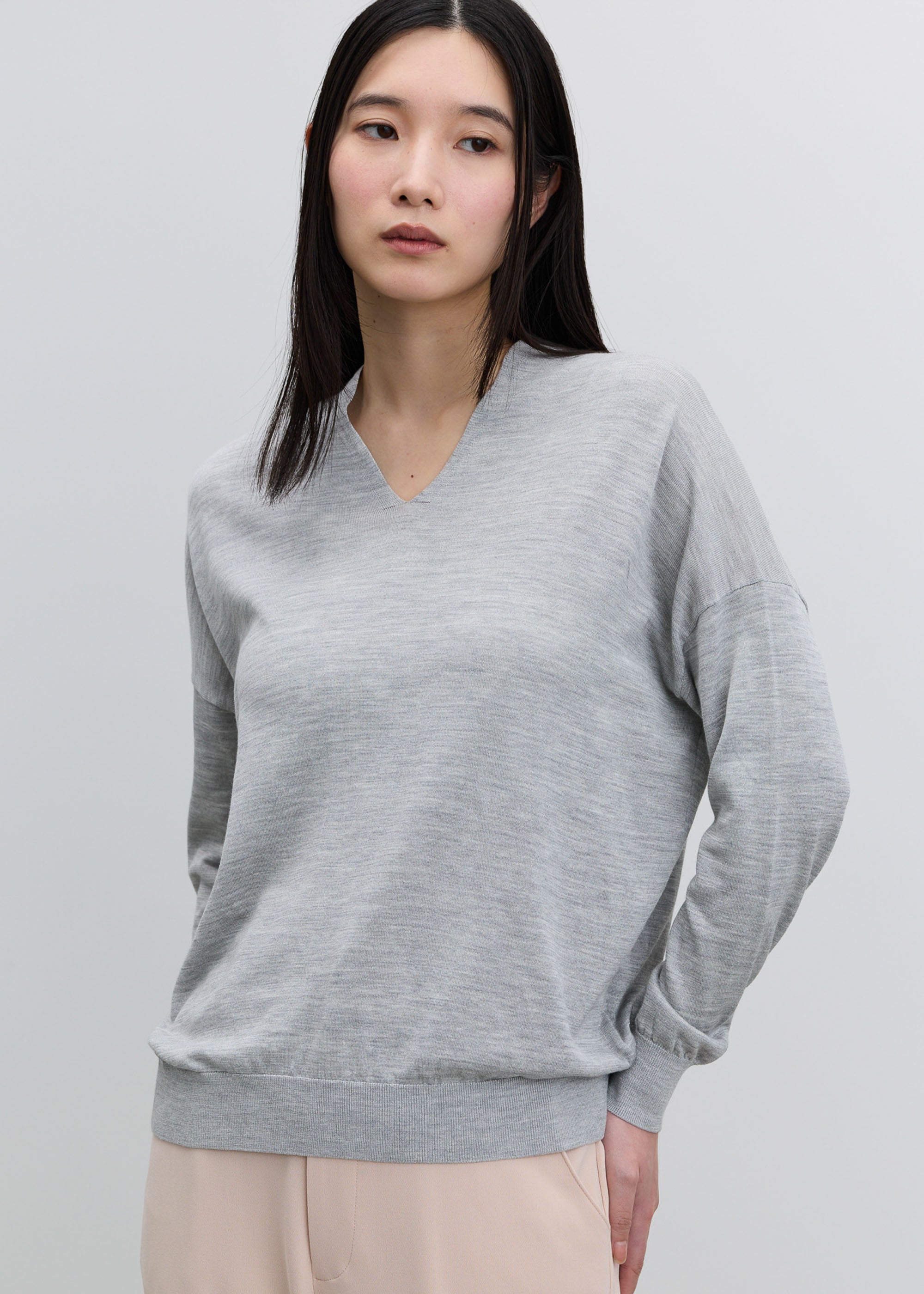 シルクコットンVネックニットプルオーバー - SOÉJU online store｜上質