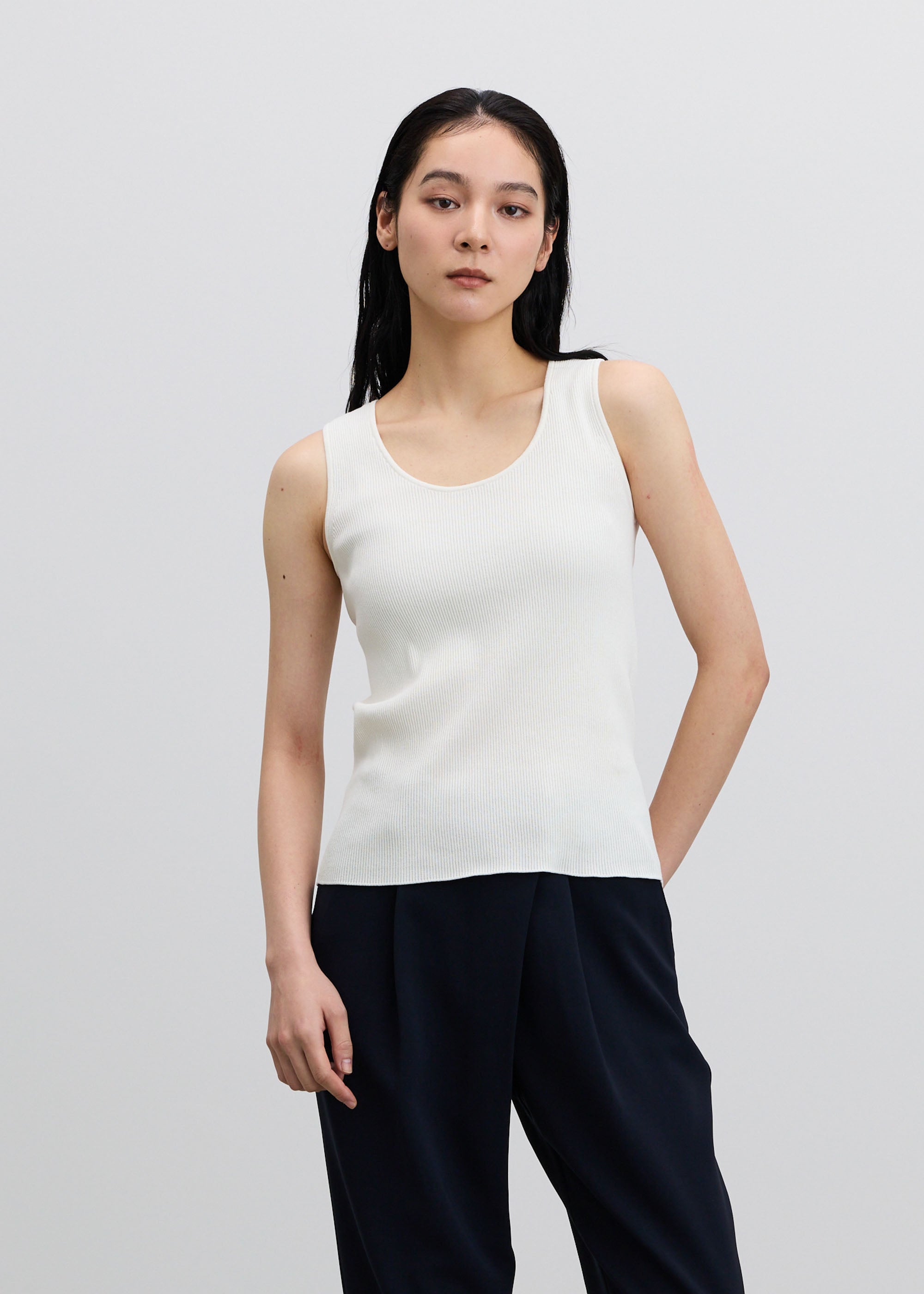 美Neck ノースリーブニット（Uネック）