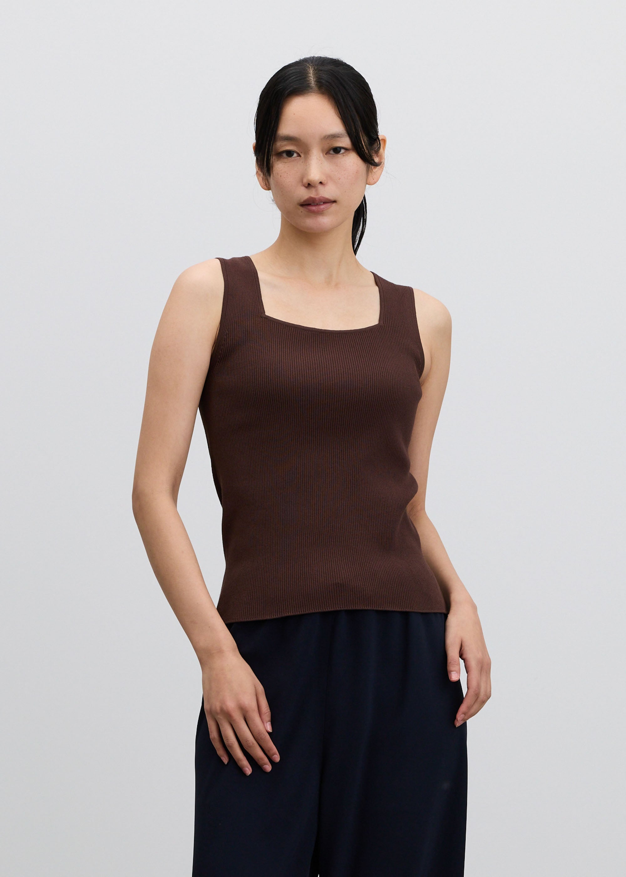 美Neck ノースリーブニット (スクエアネック)- SOÉJU online store