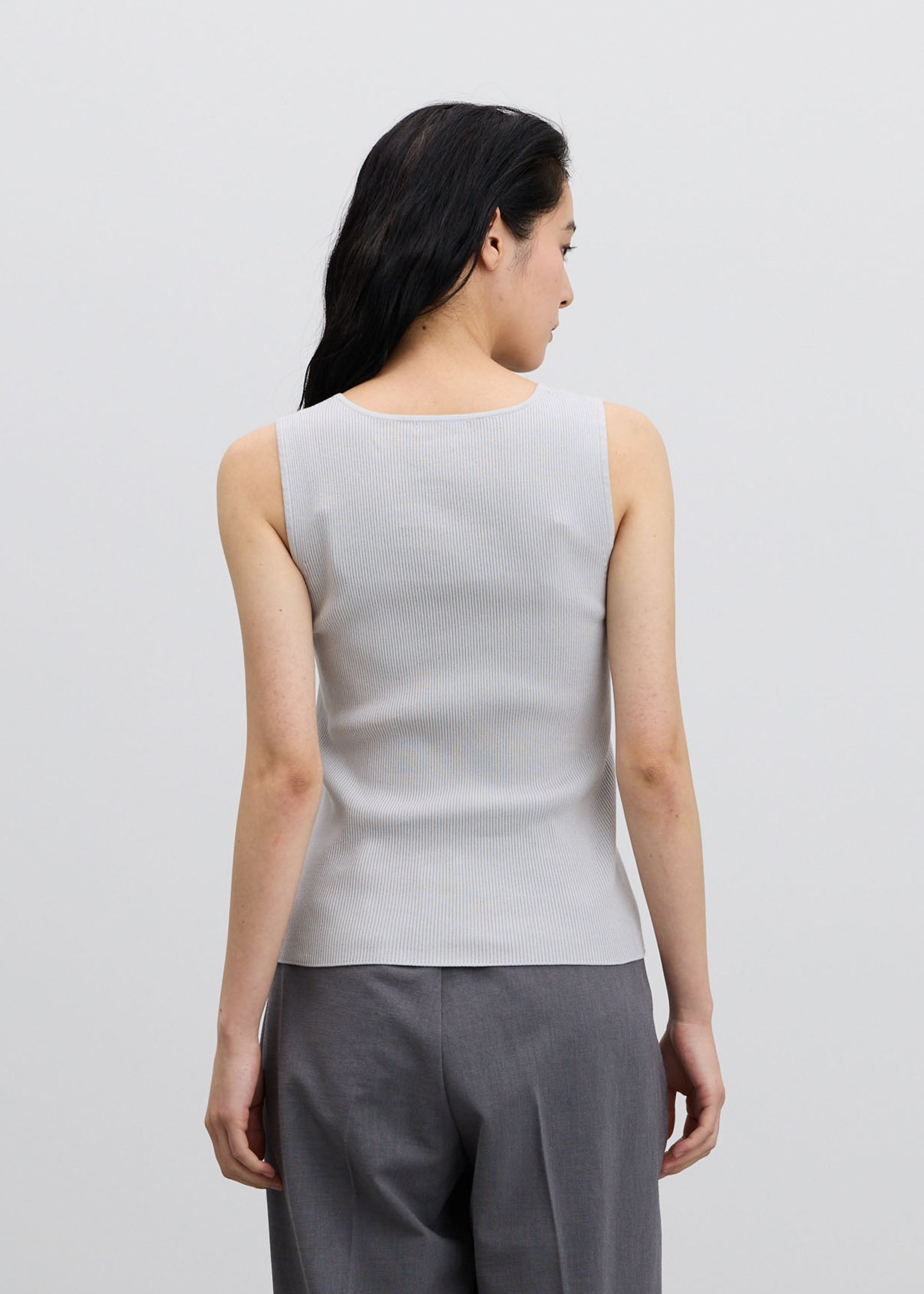 美Neck ノースリーブニット (スクエアネック)- SOÉJU online store