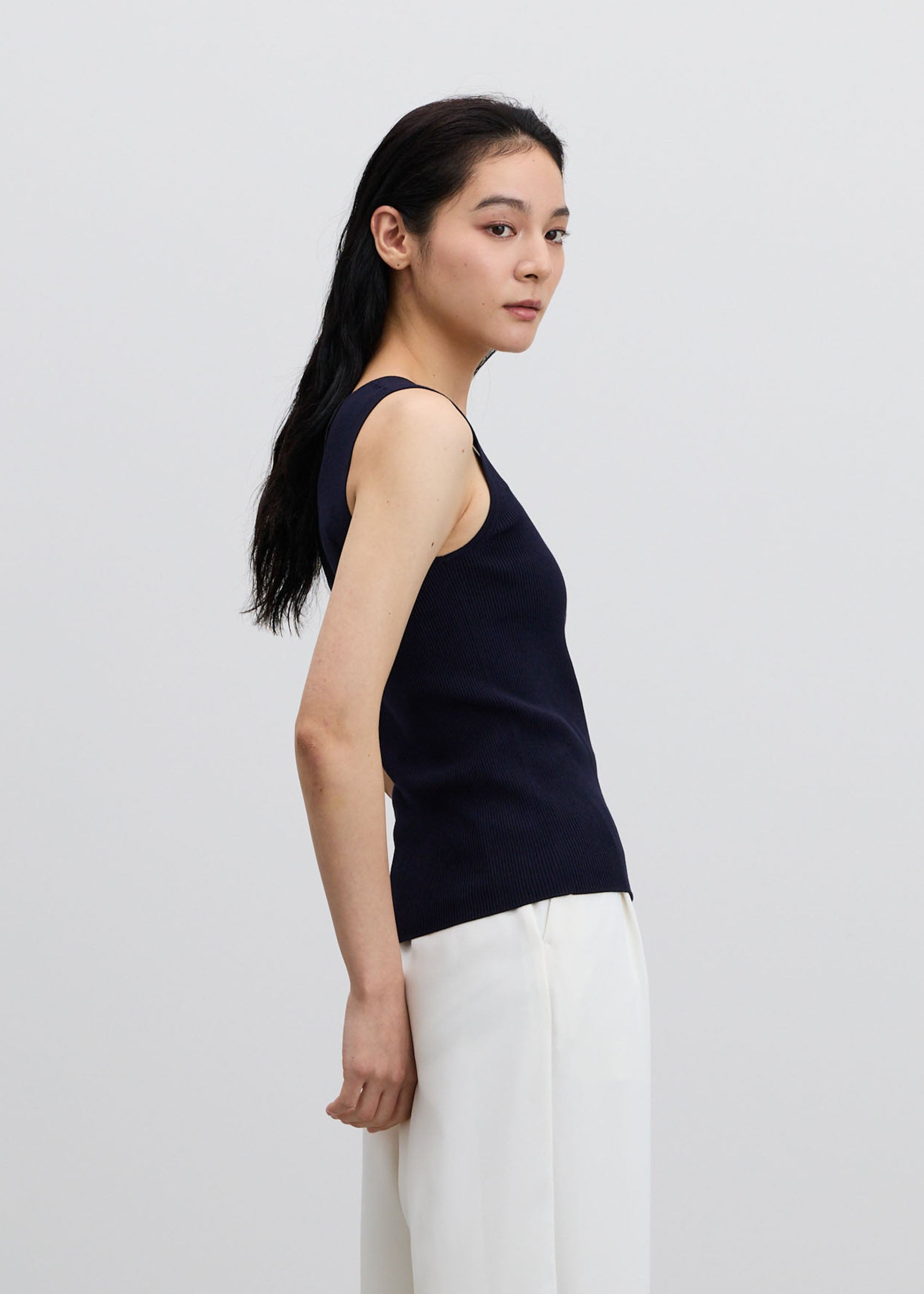 美Neck ノースリーブニット (スクエアネック)- SOÉJU online store