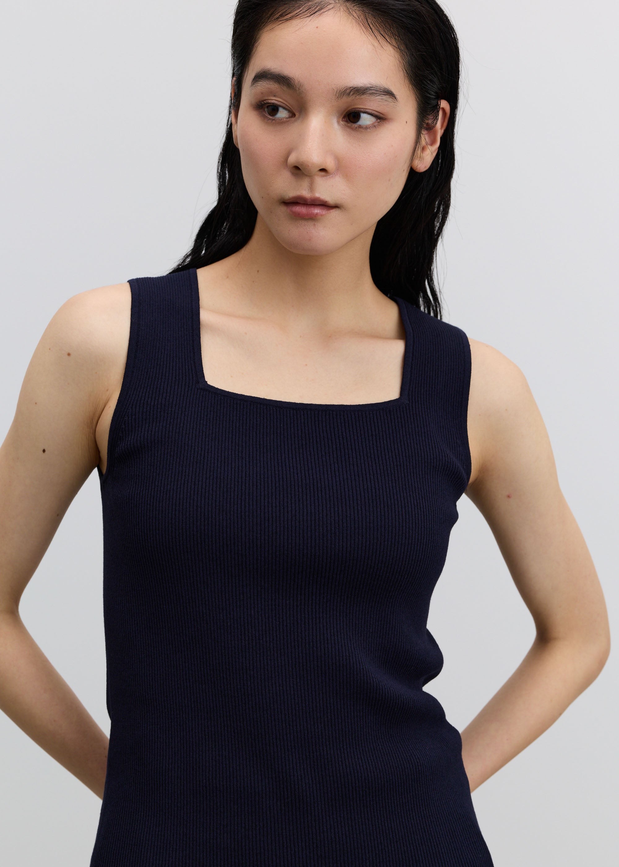 美Neck ノースリーブニット (スクエアネック)- SOÉJU online store