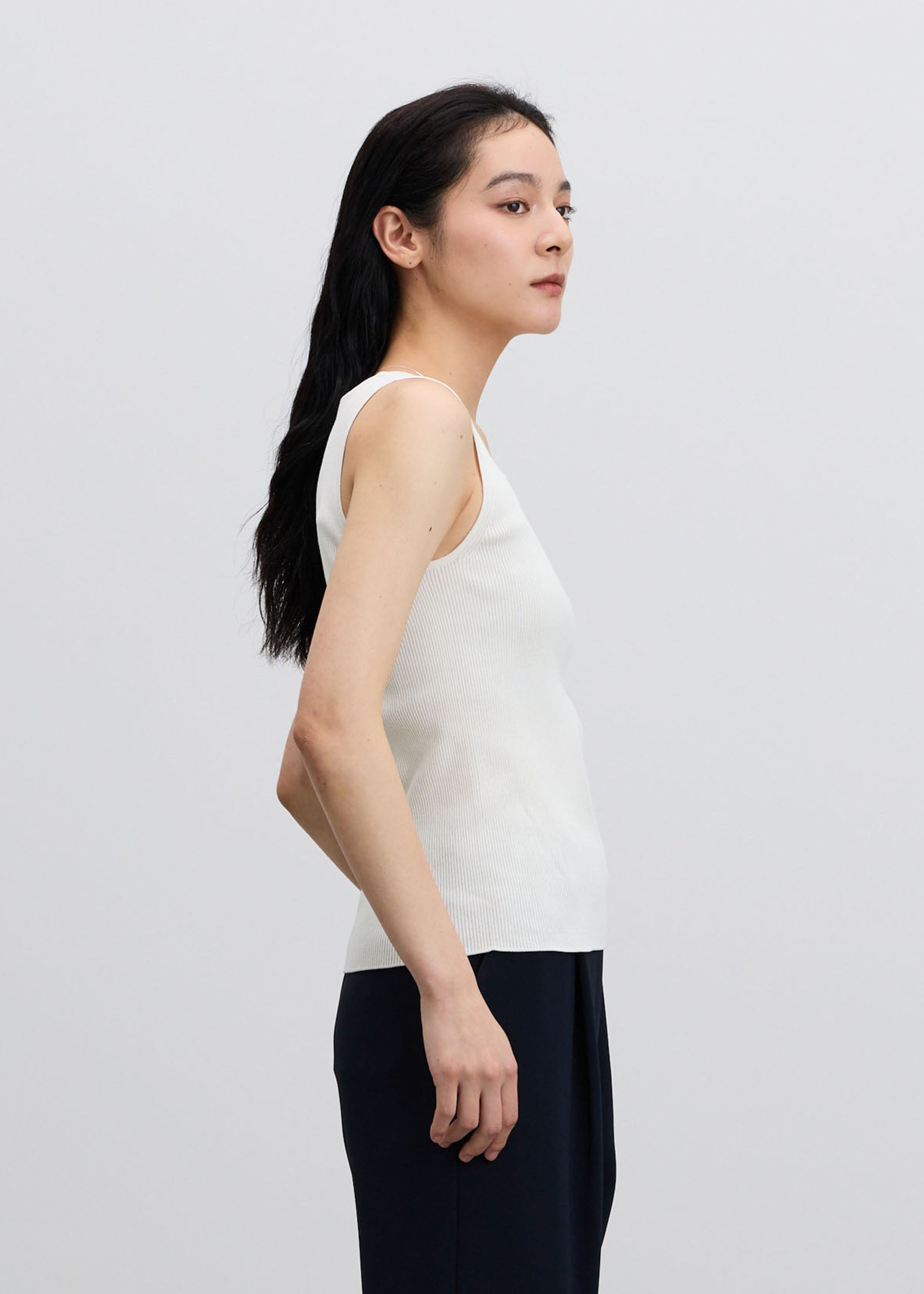 美Neck ノースリーブニット (スクエアネック)- SOÉJU online store