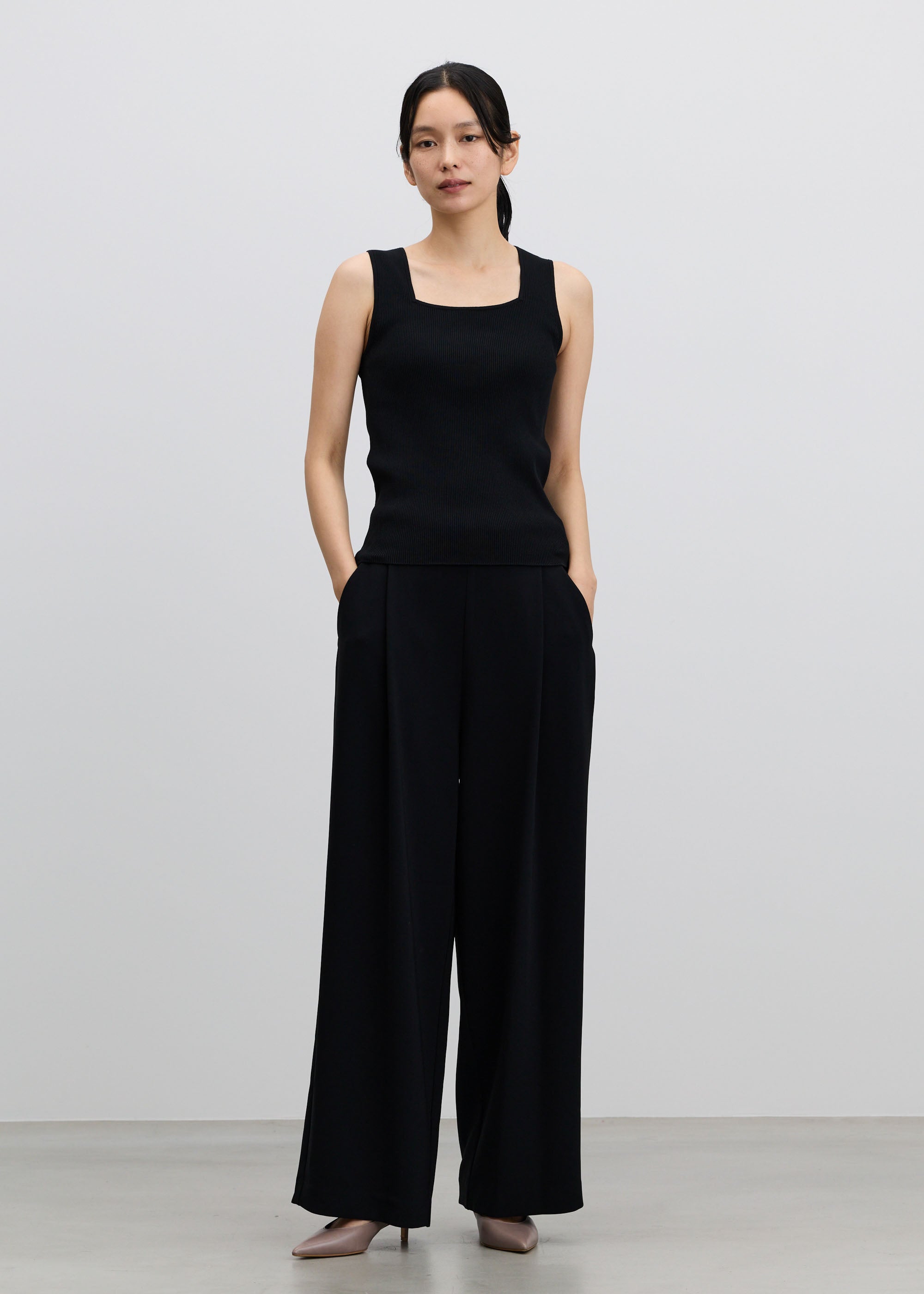 美Neck ノースリーブニット (スクエアネック)- SOÉJU online store