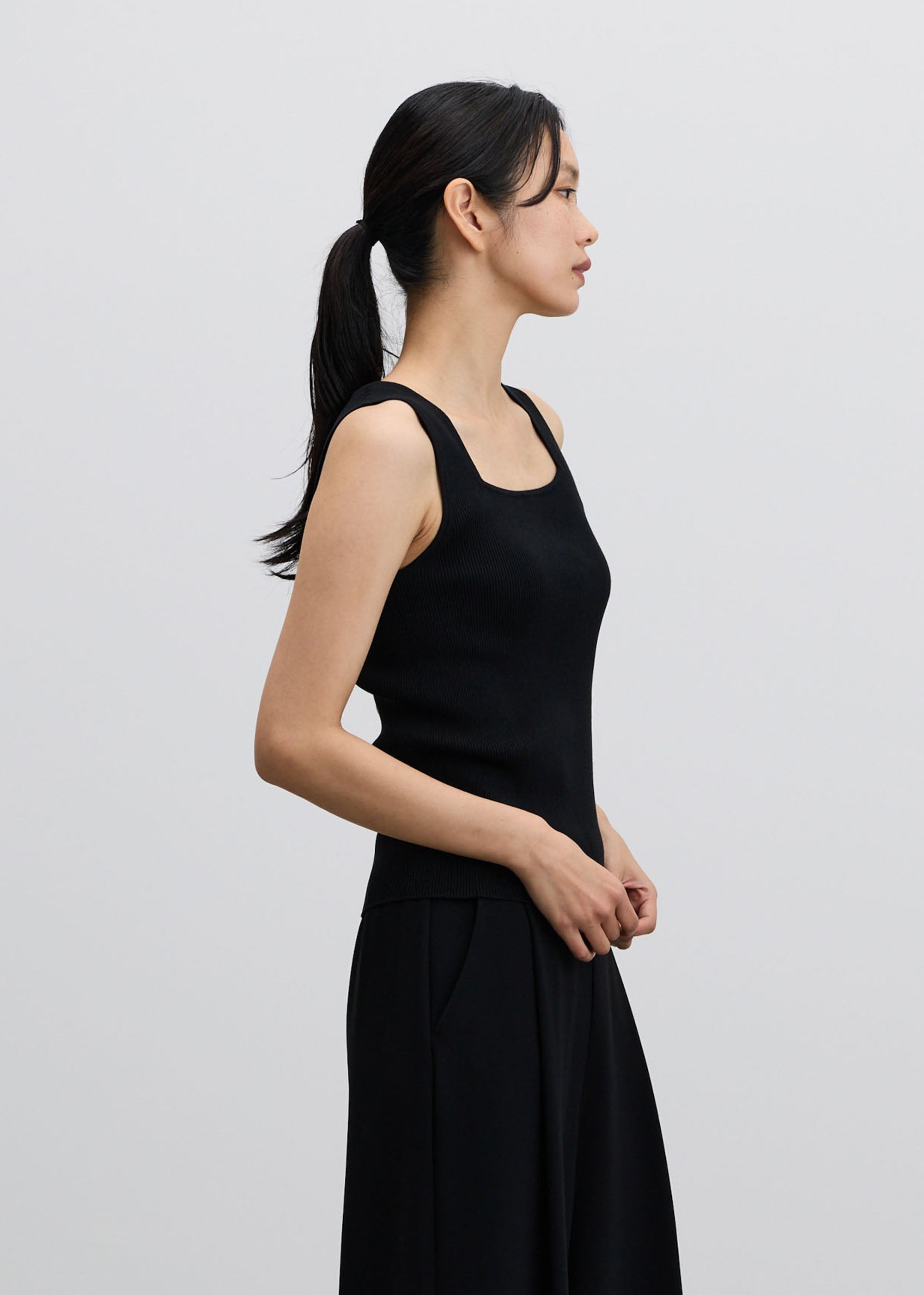 美Neck ノースリーブニット (スクエアネック)- SOÉJU online store