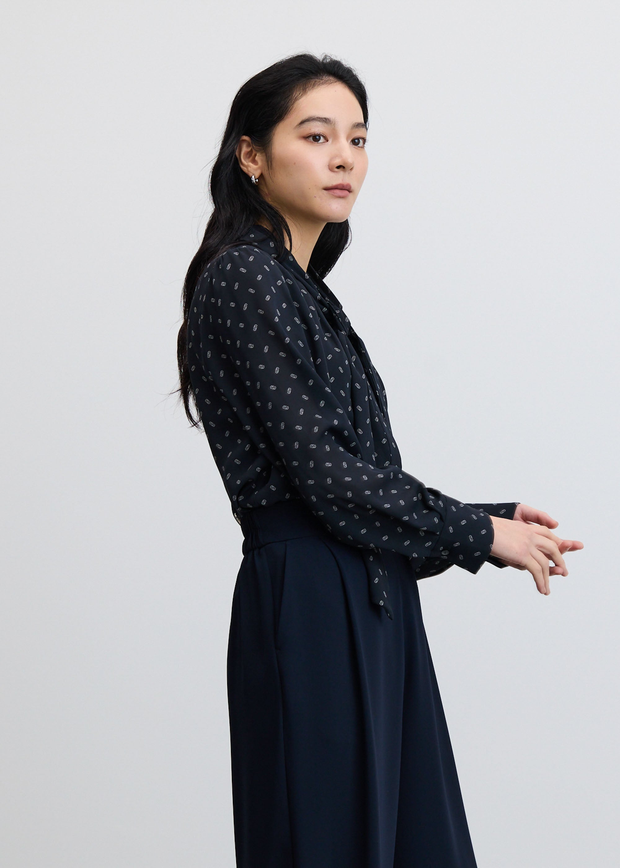 ビット柄スカーフ付きブラウス - SOÉJU online store｜上質な大人の