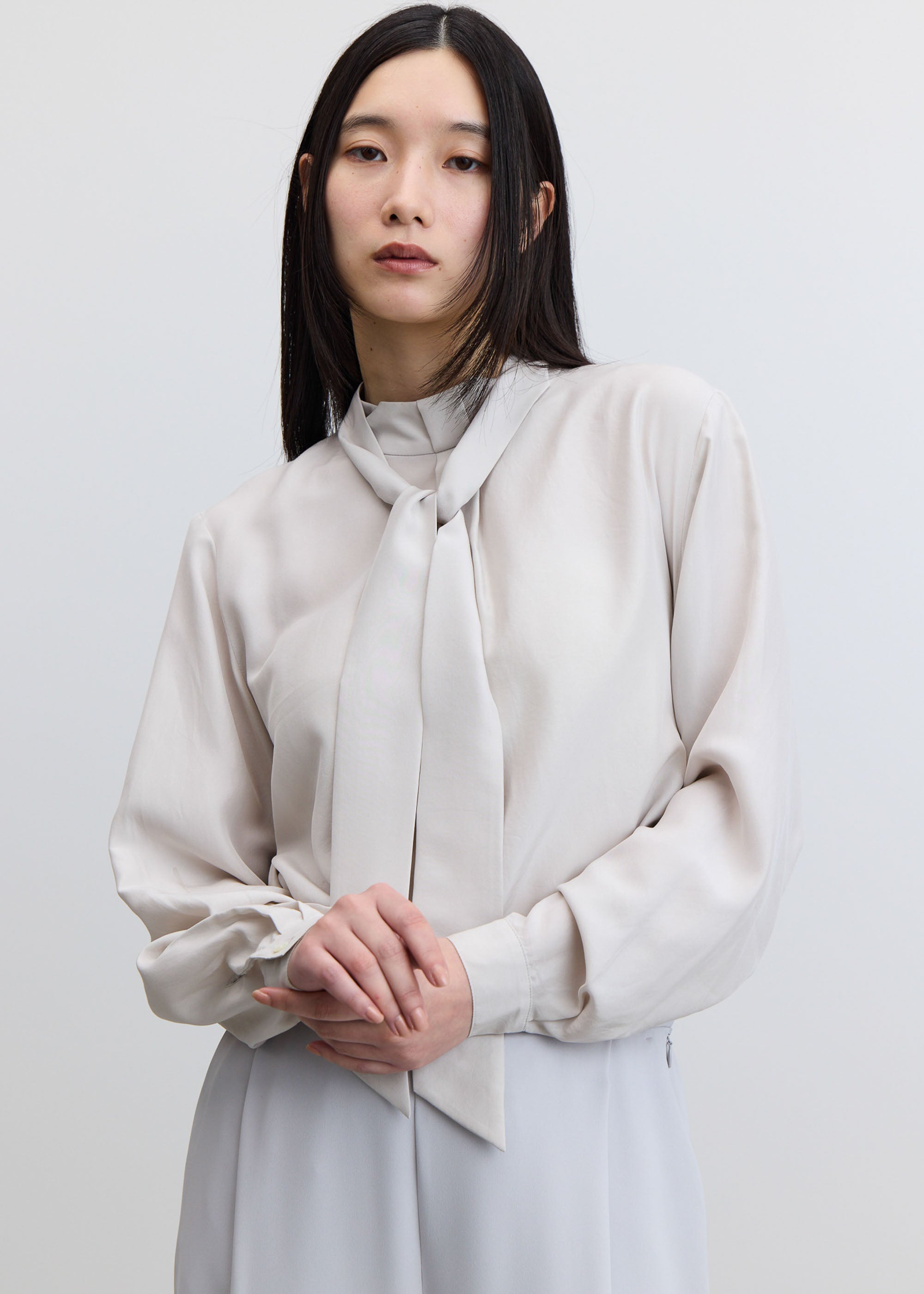SOEJU ソージュ シルクストレッチボウタイブラウス グレー シルクボウタイブラウス - SOÉJU online store｜上質な大人の女性の