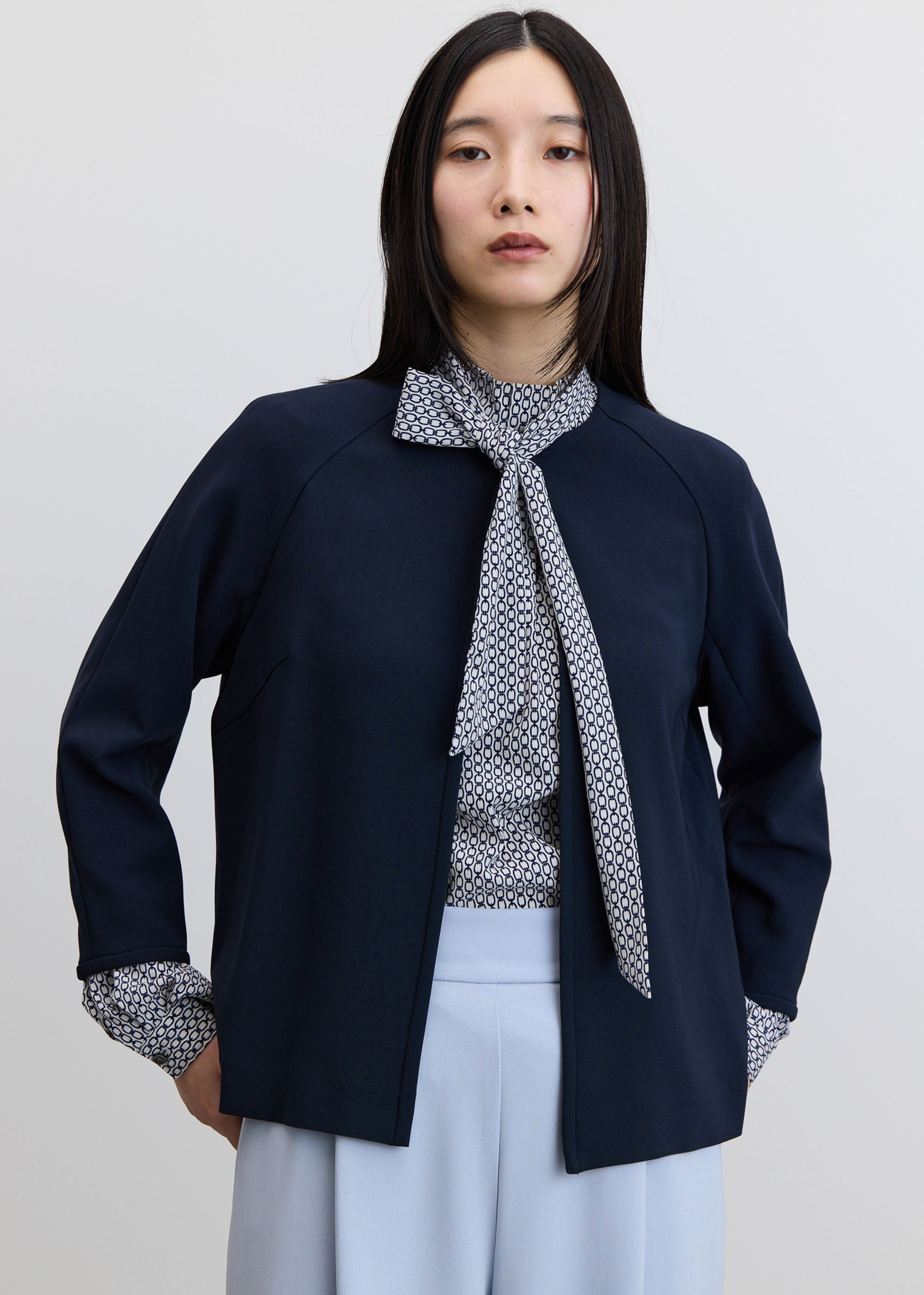 チェーン柄ボウタイブラウス