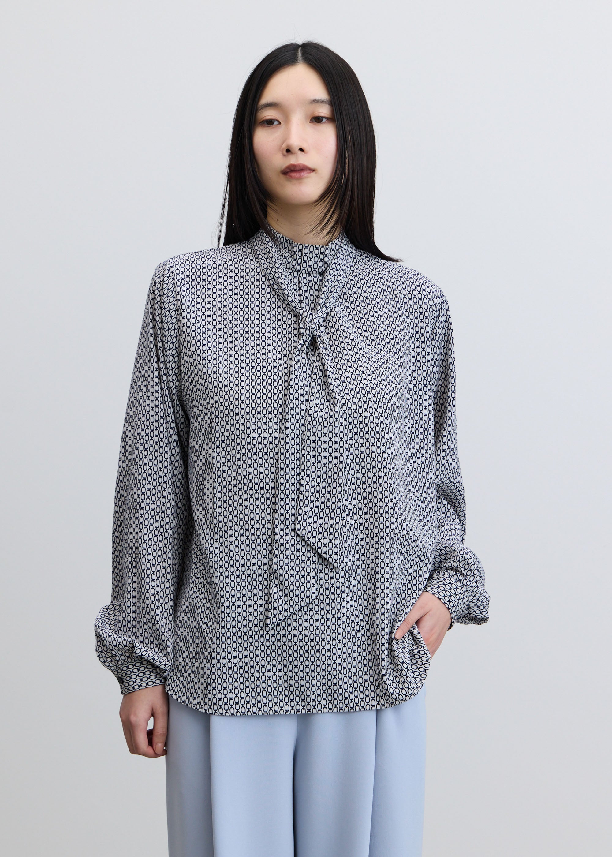 チェーン柄ボウタイブラウス