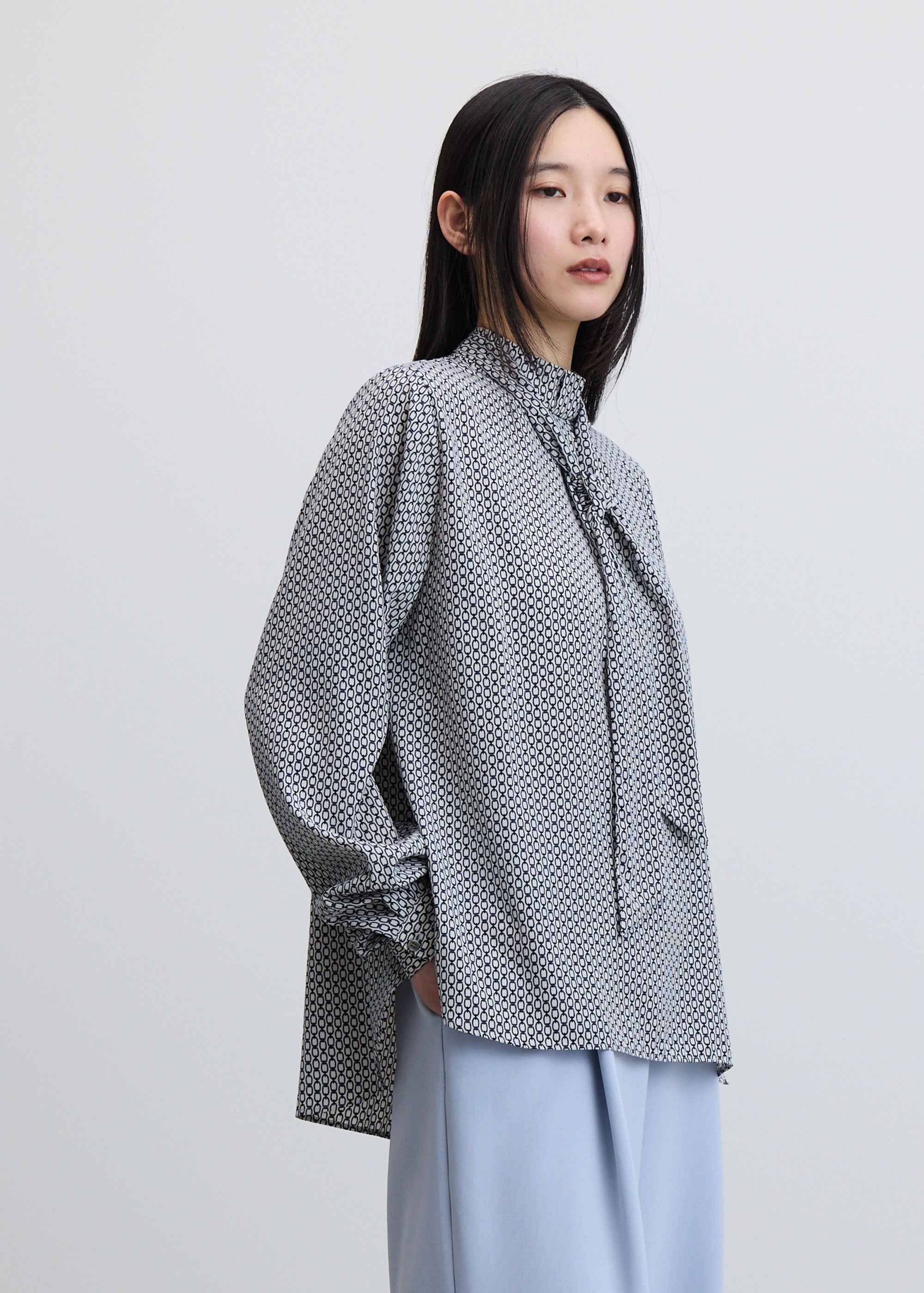 SOÉJU　チェーン柄ボウタイブラウス　M チェーン柄ボウタイブラウス - SOÉJU online store｜上質な大人の女性