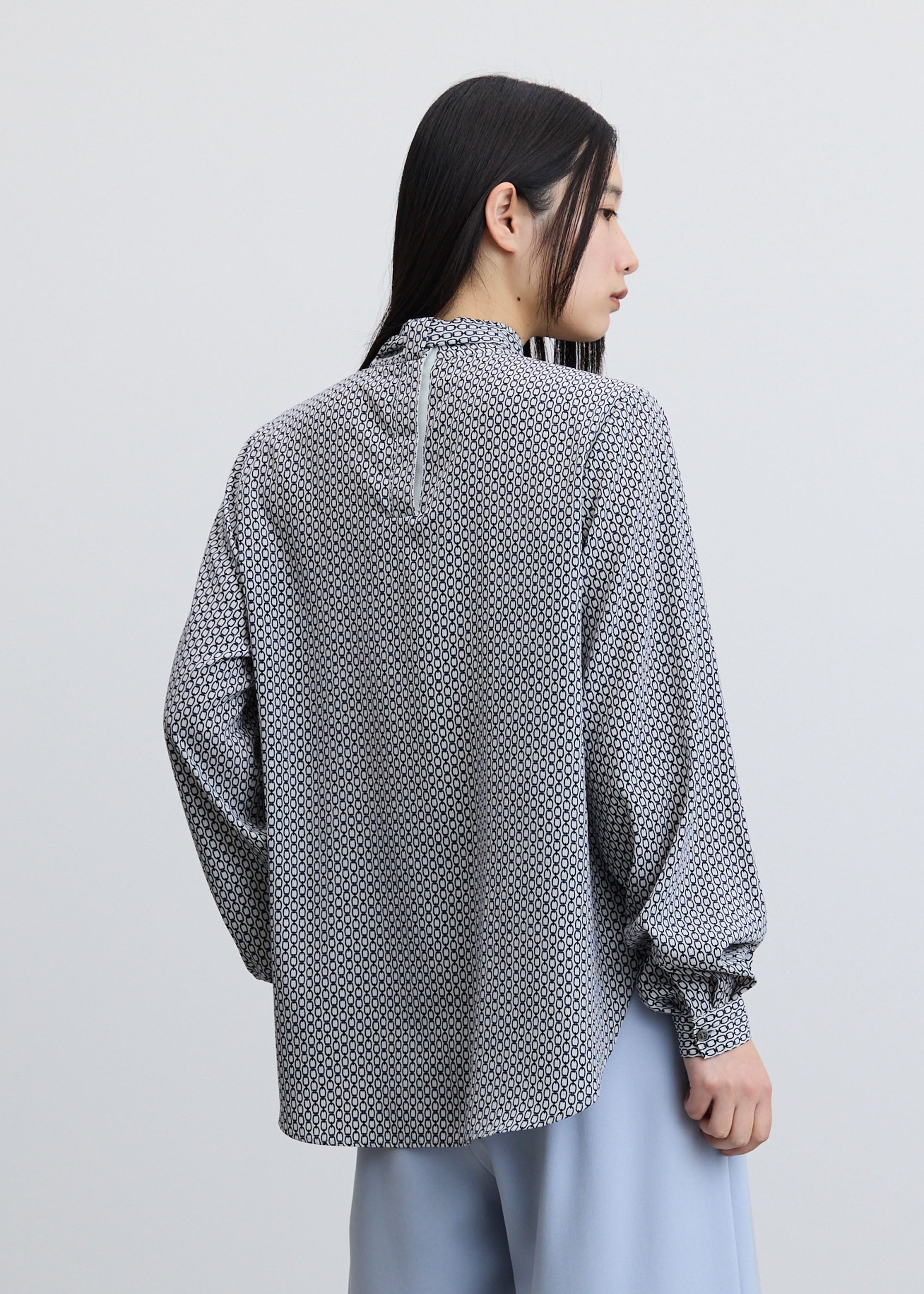 チェーン柄ボウタイブラウス