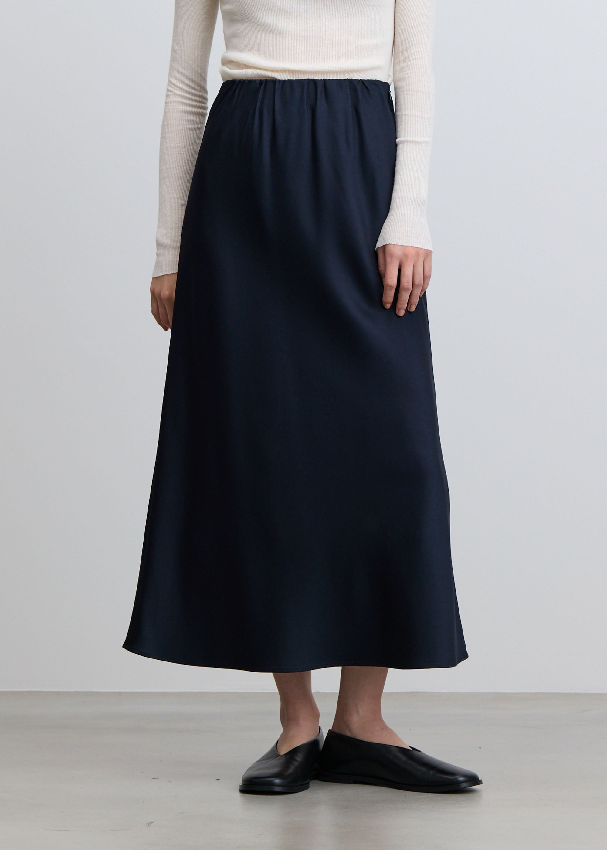 トリアセサテンロングスカート