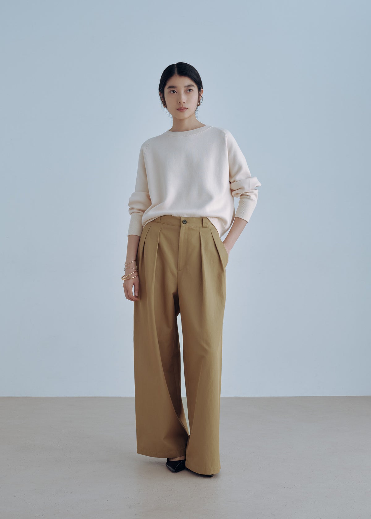 着用アイテム：美フォルムハイネックニットプルオーバー(OFF WHITE)