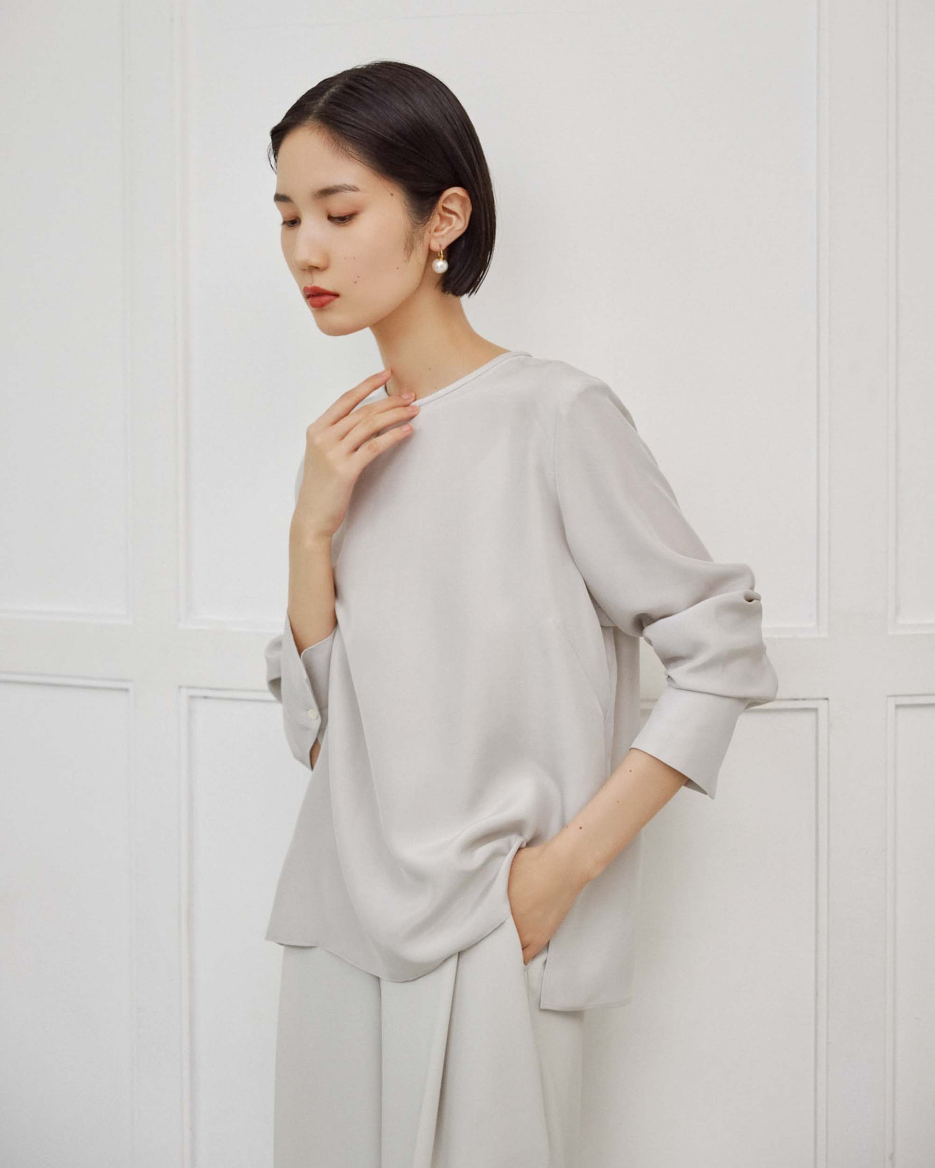 シルククルーネックブラウス - SOÉJU online store｜上質な大人の女性 