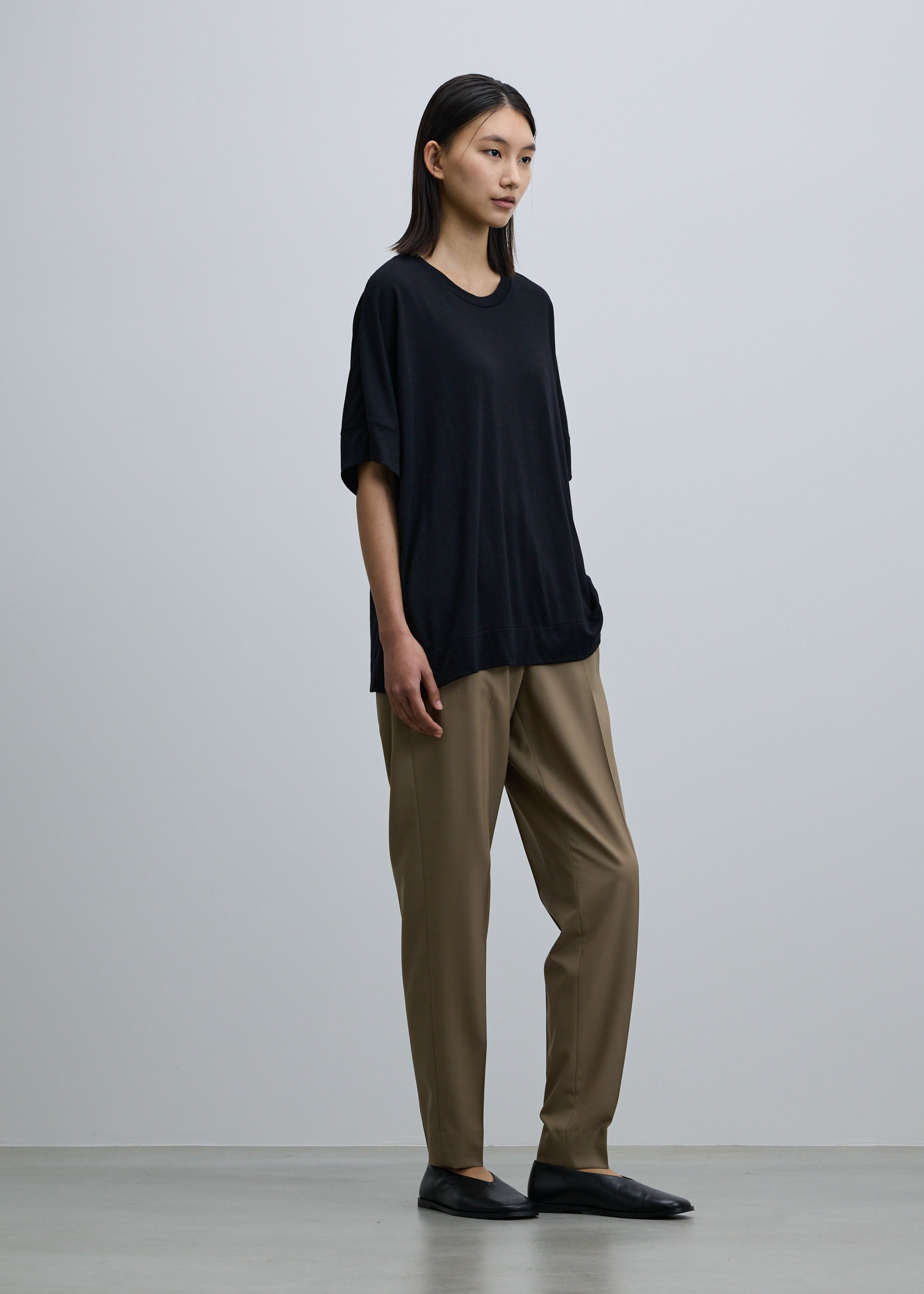 スーパー140ライトウールテーパードパンツ