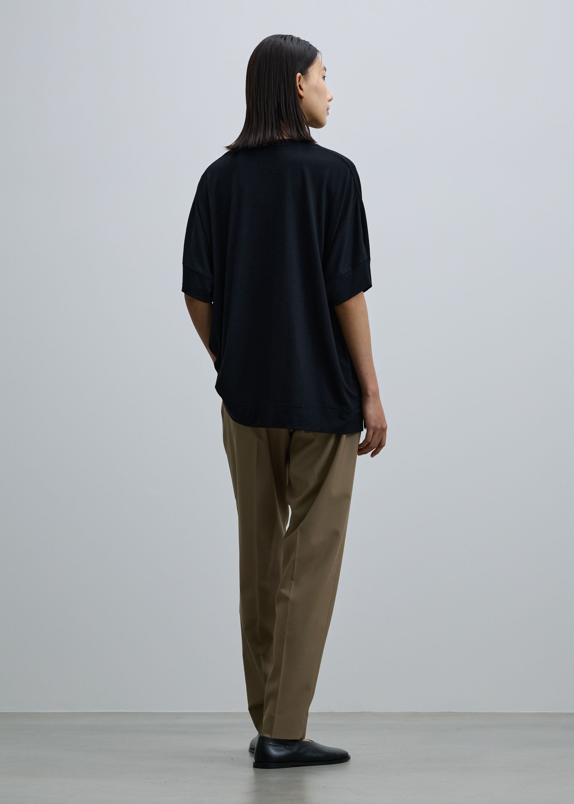 スーパー140ライトウールテーパードパンツ