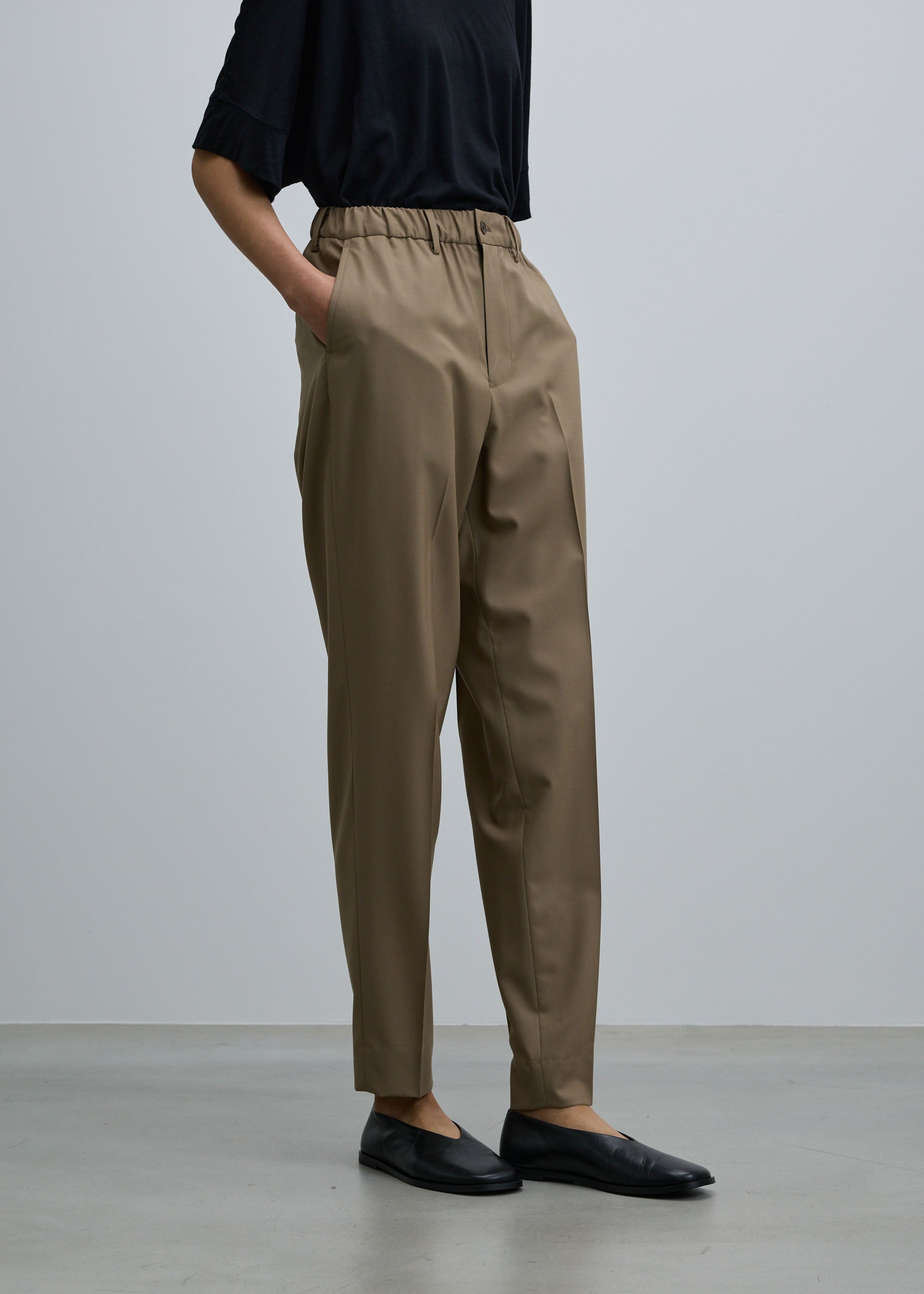 スーパー140ライトウールテーパードパンツ