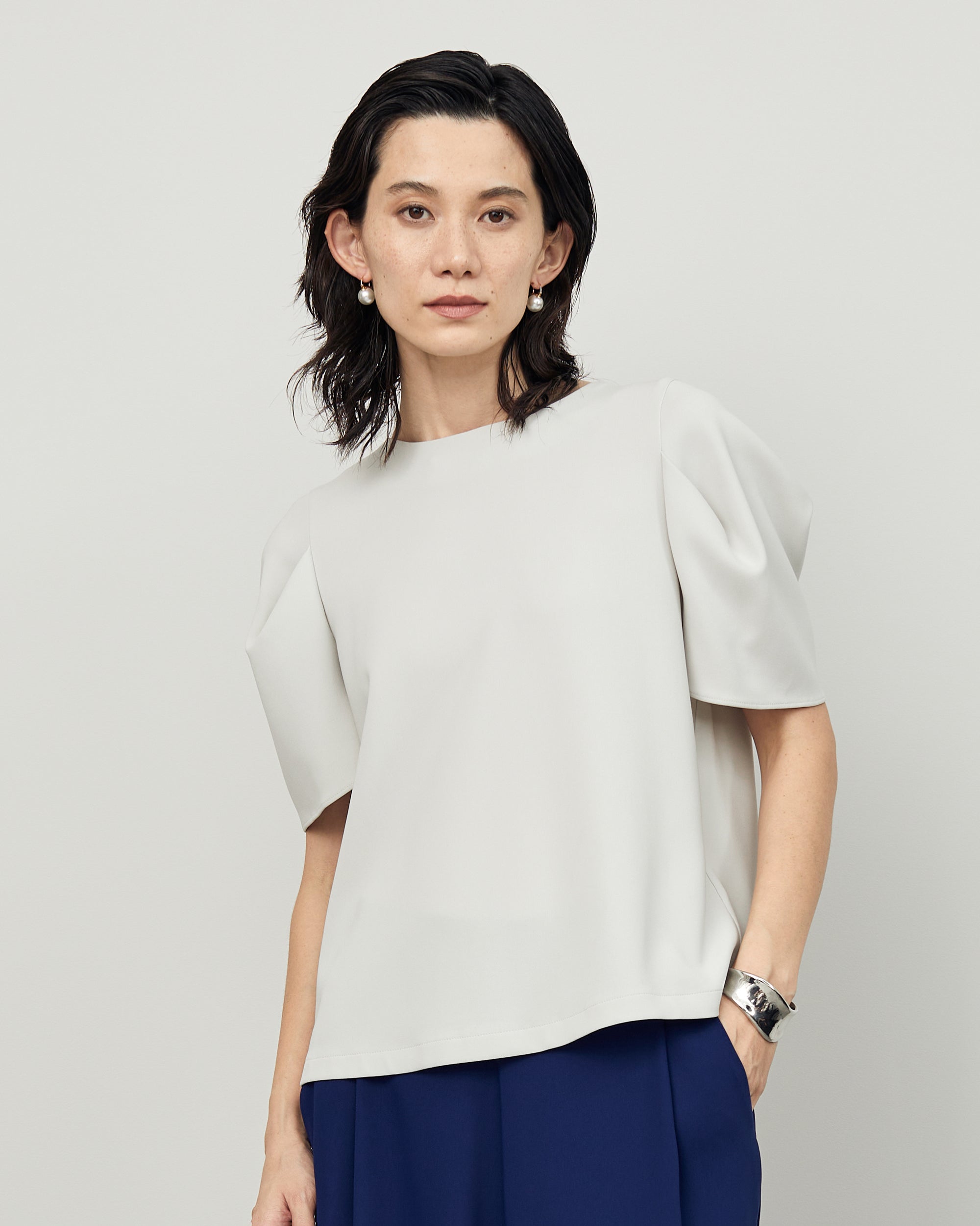 肩タックブラウス - SOÉJU online store｜上質な大人の女性のための