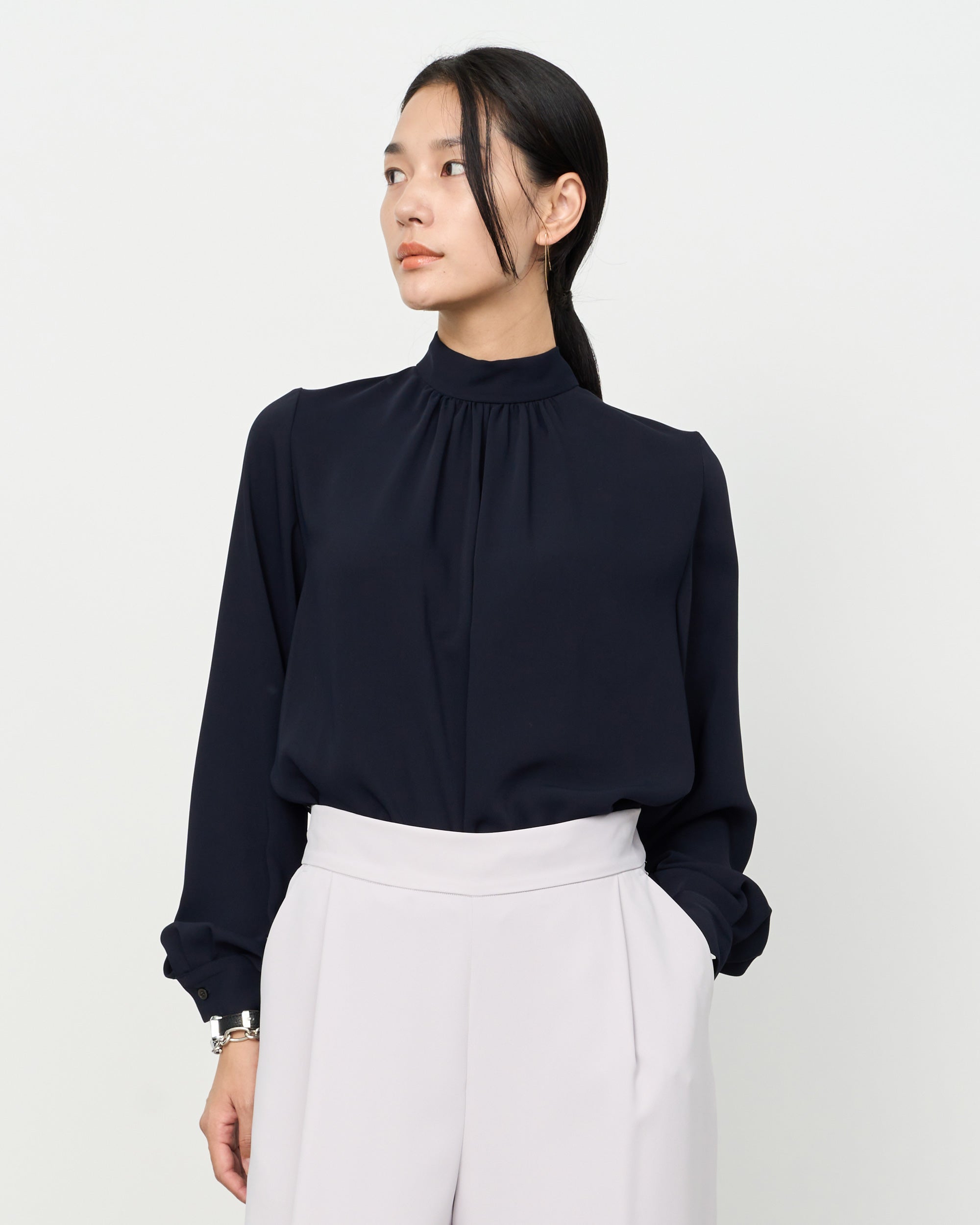 サテンバックリボンロングスリーブブラウス