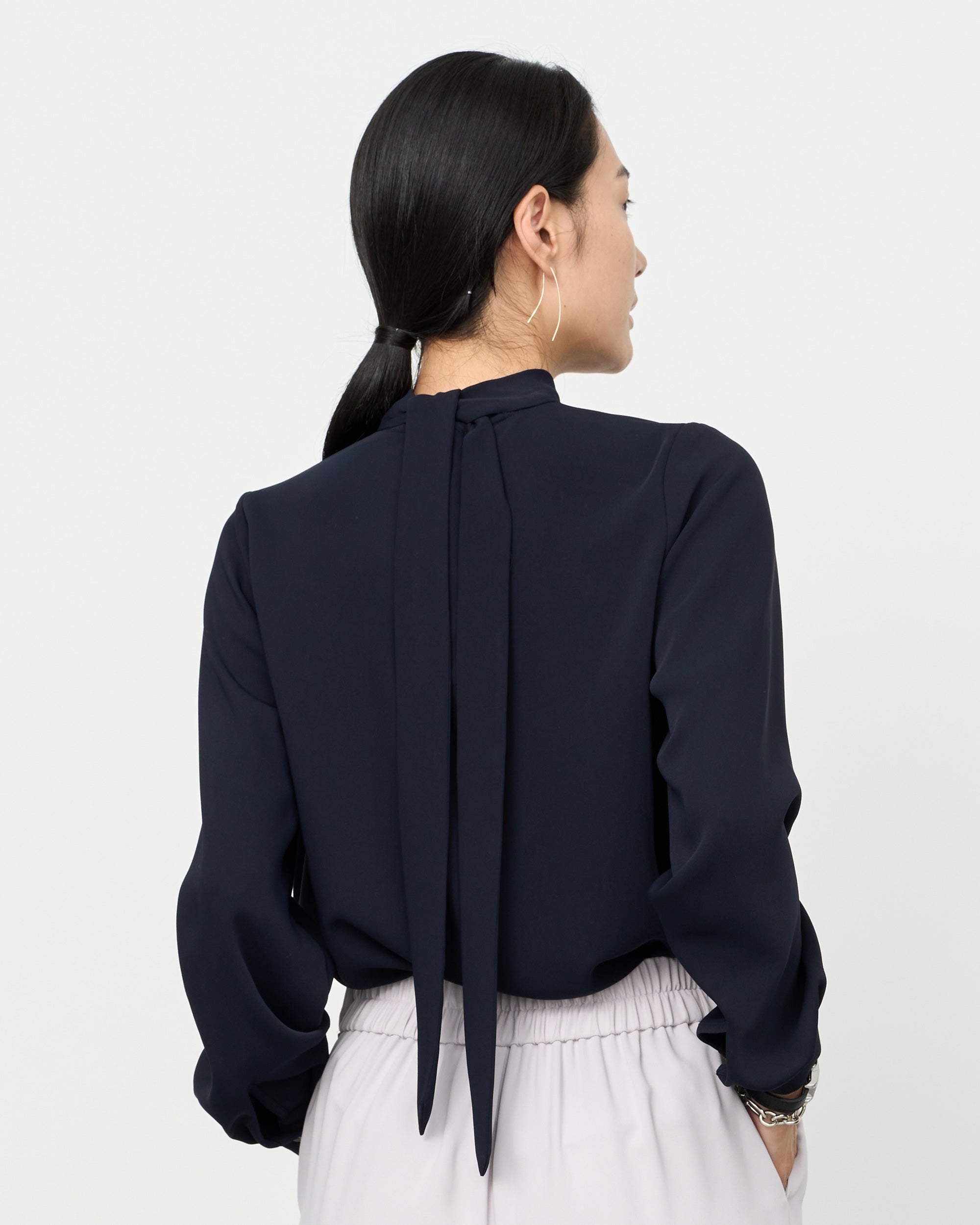 サテンバックリボンロングスリーブブラウス