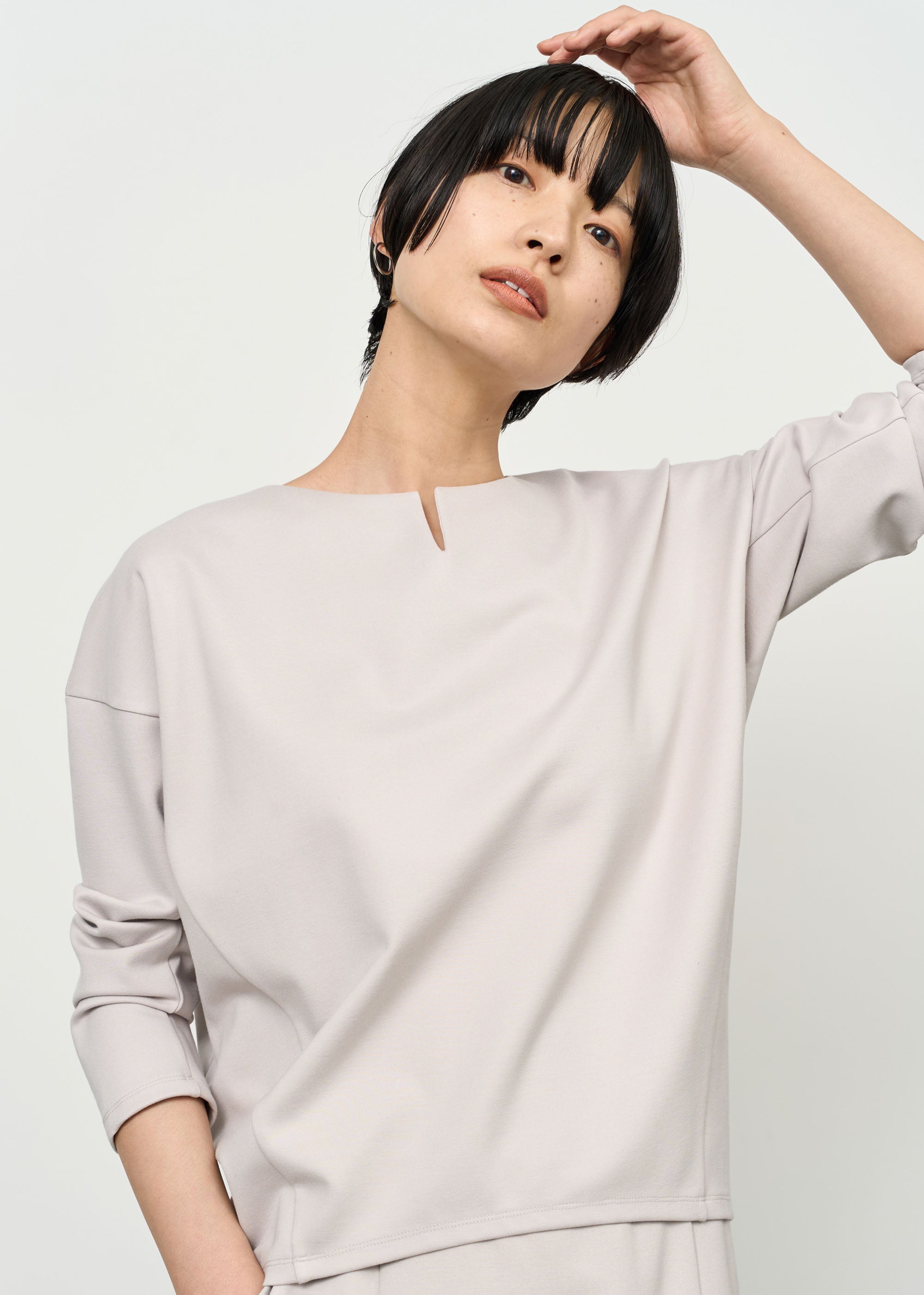 ダブルジャージーキーネックプルオーバー - SOÉJU online store|上質 ダブルジャージーキーネックプルオーバー - SOÉJU online store|上質