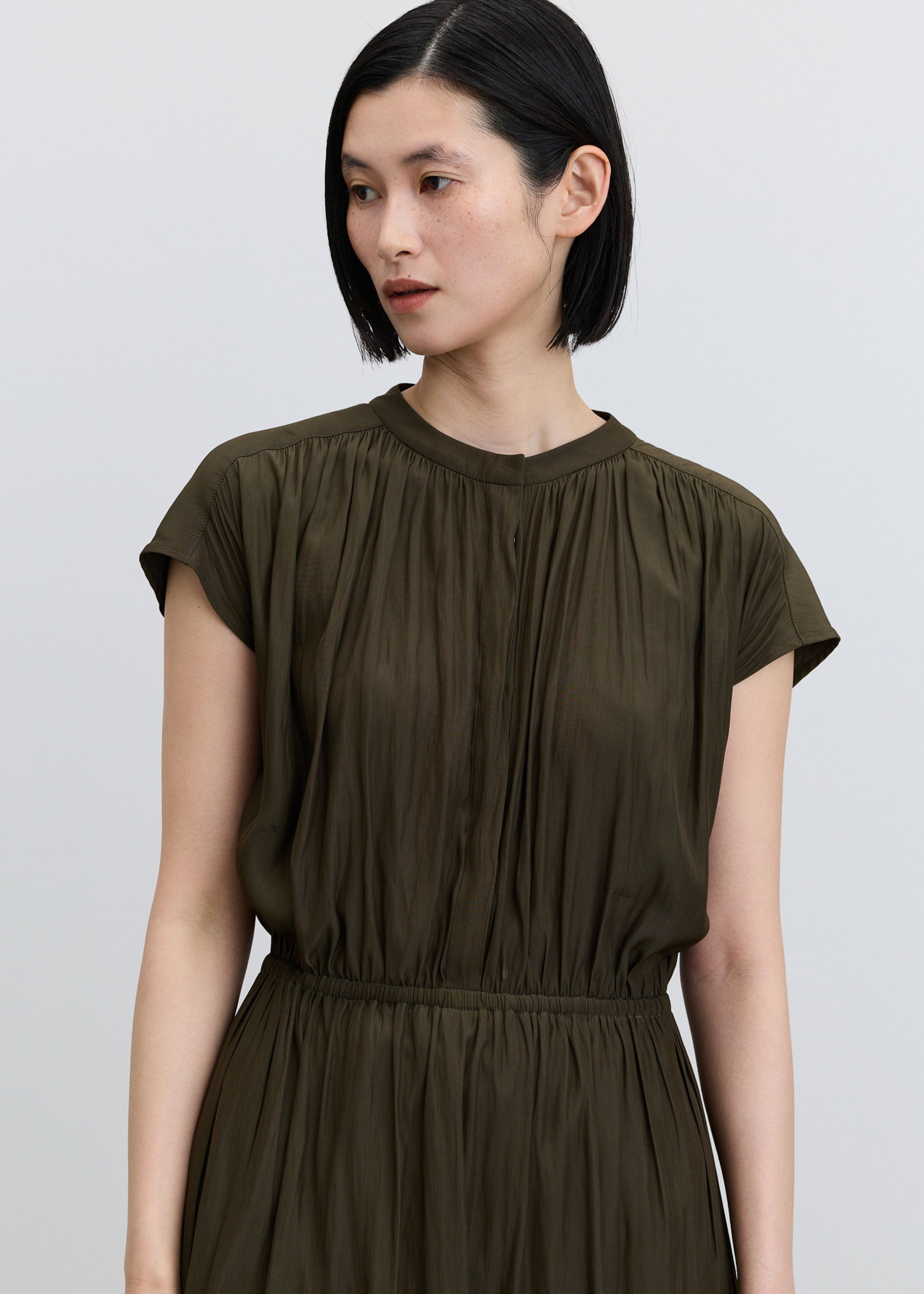 デシンギャザーワンピース