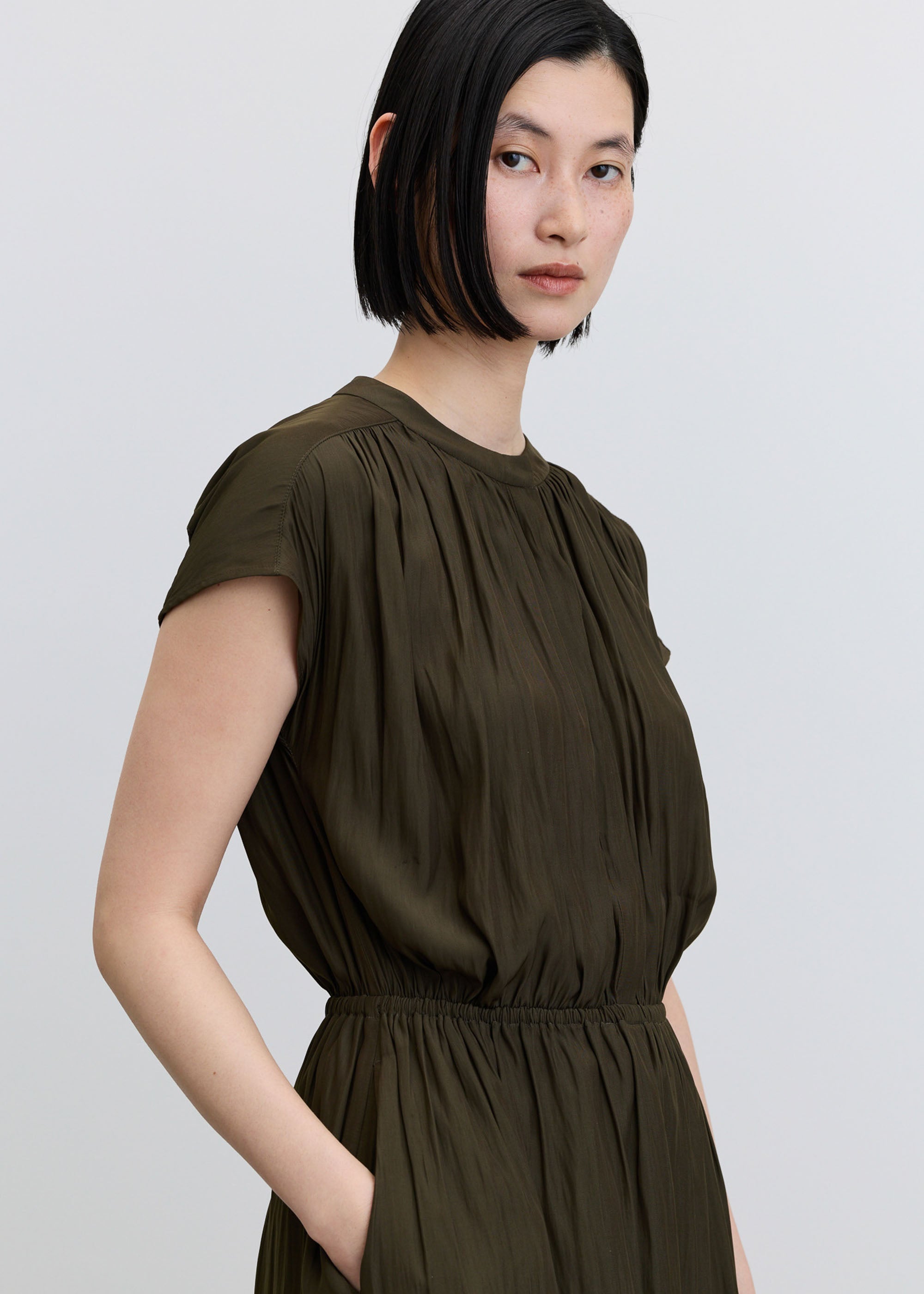 デシンギャザーワンピース - SOÉJU online store｜上質な大人の女性の