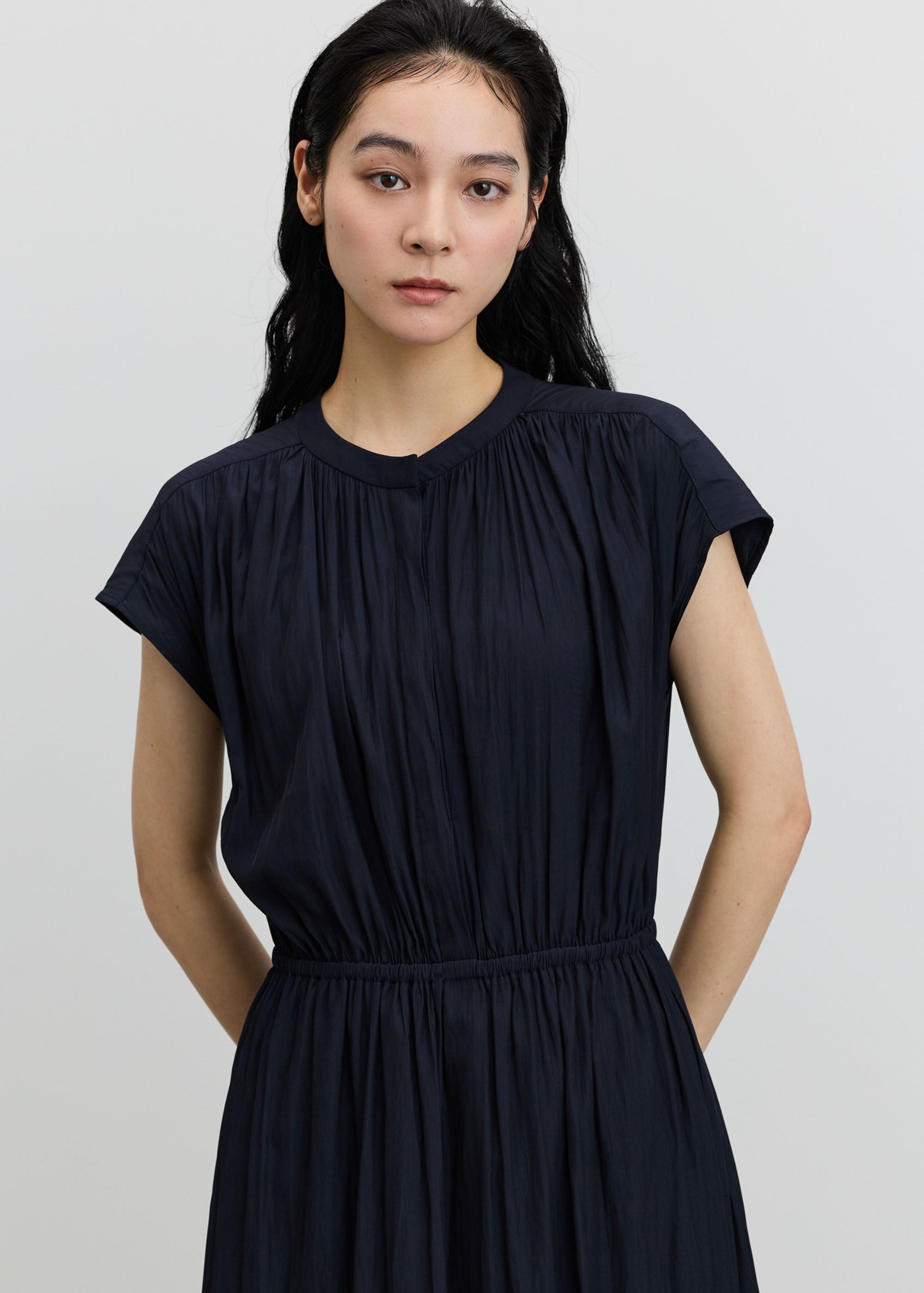 デシンギャザーワンピース