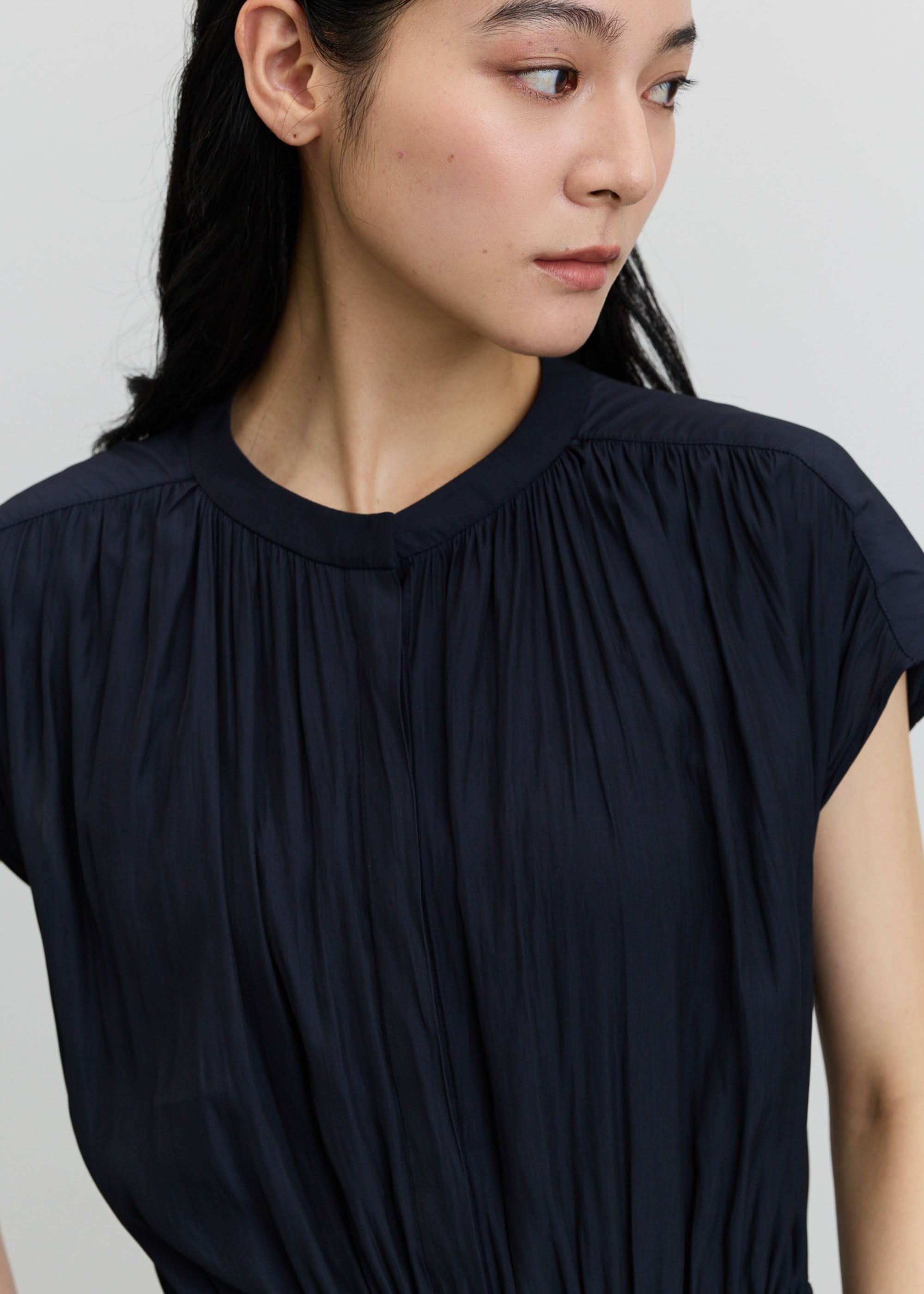 デシンギャザーワンピース