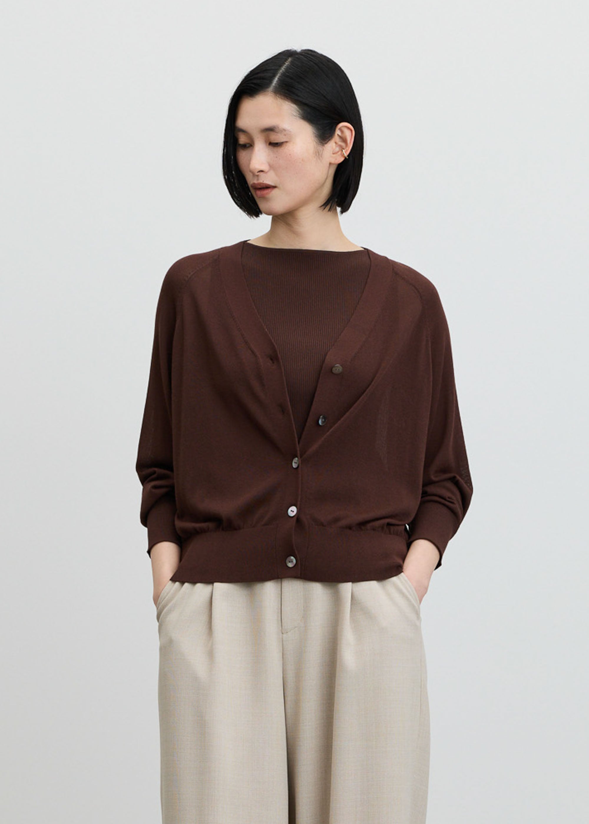 シアーVネックカーディガン - SOÉJU online store｜上質な大人の女性の
