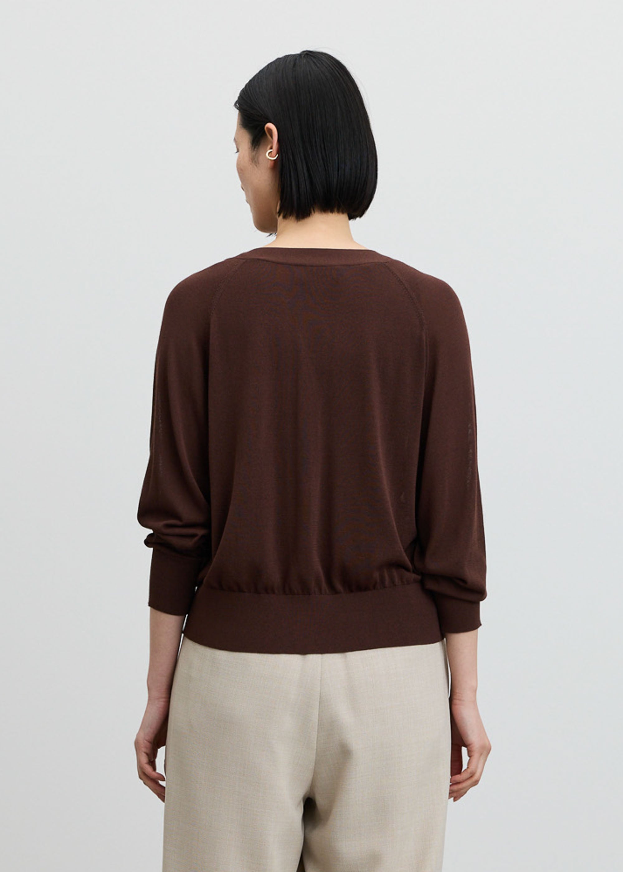 シアーVネックカーディガン - SOÉJU online store｜上質な大人の女性の