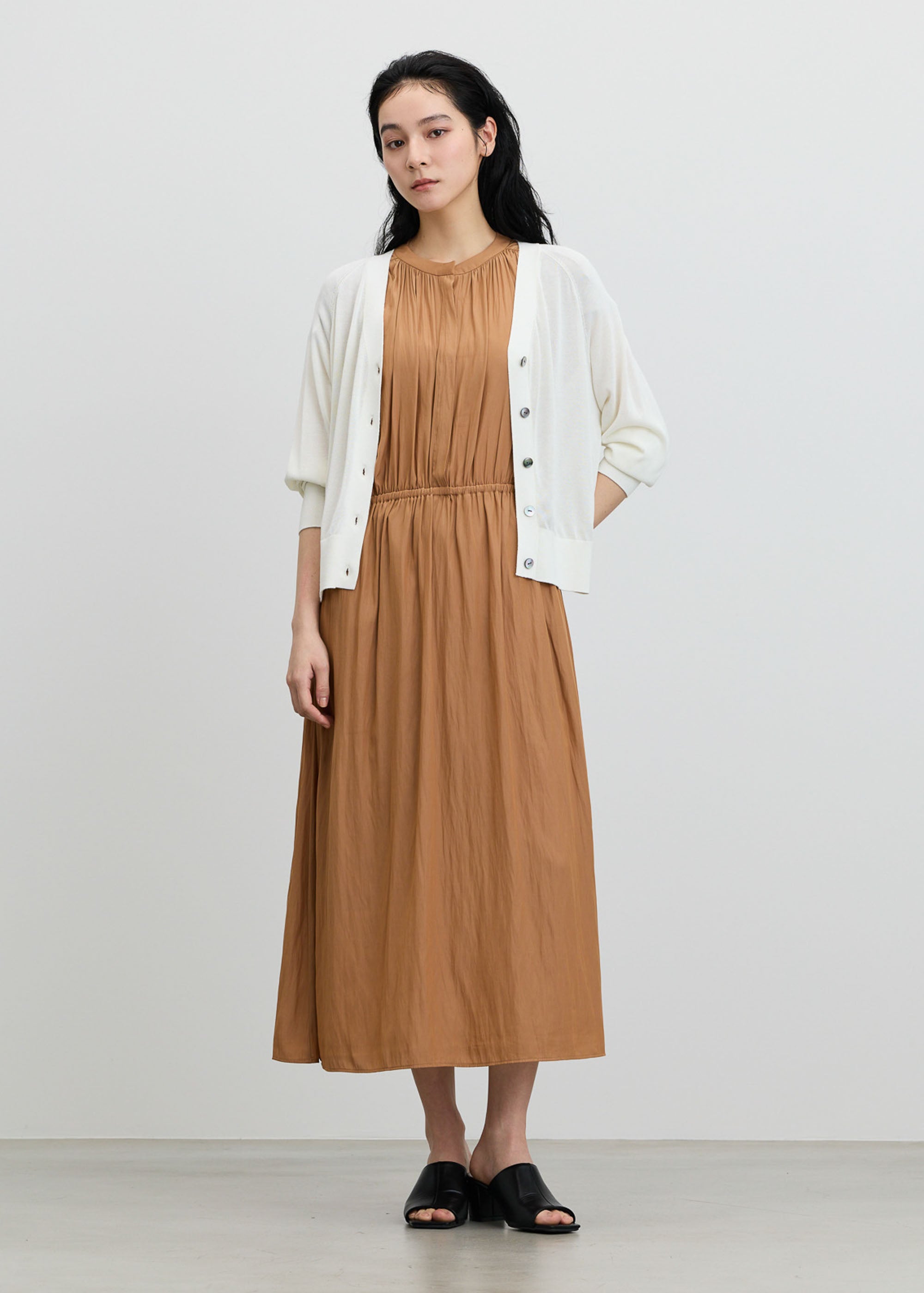美品 SOEJU ソージュ 2025ss デシンギャザーワンピース デシンギャザーワンピース - SOÉJU online store｜上質な大人の女性の