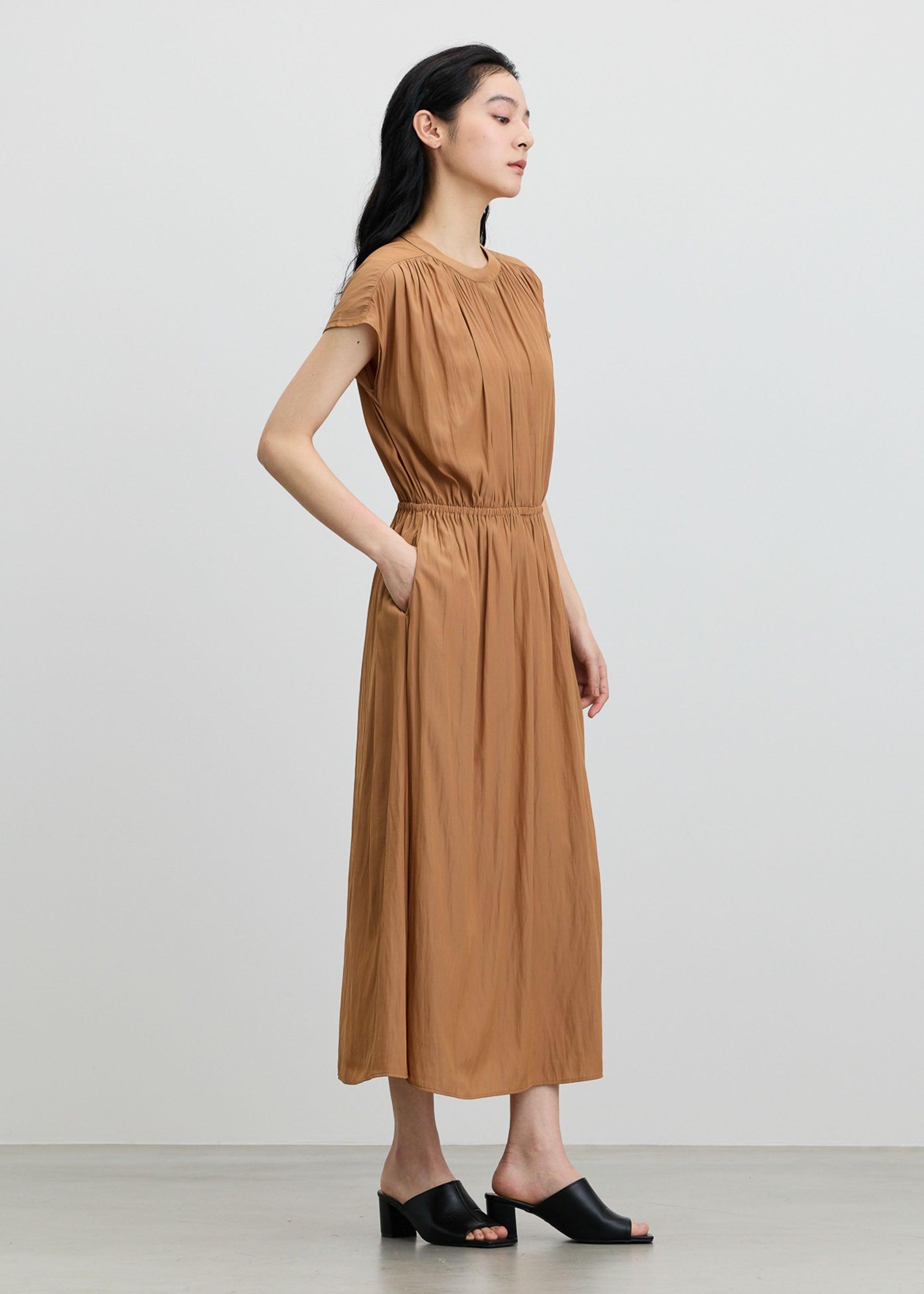 デシンギャザーワンピース