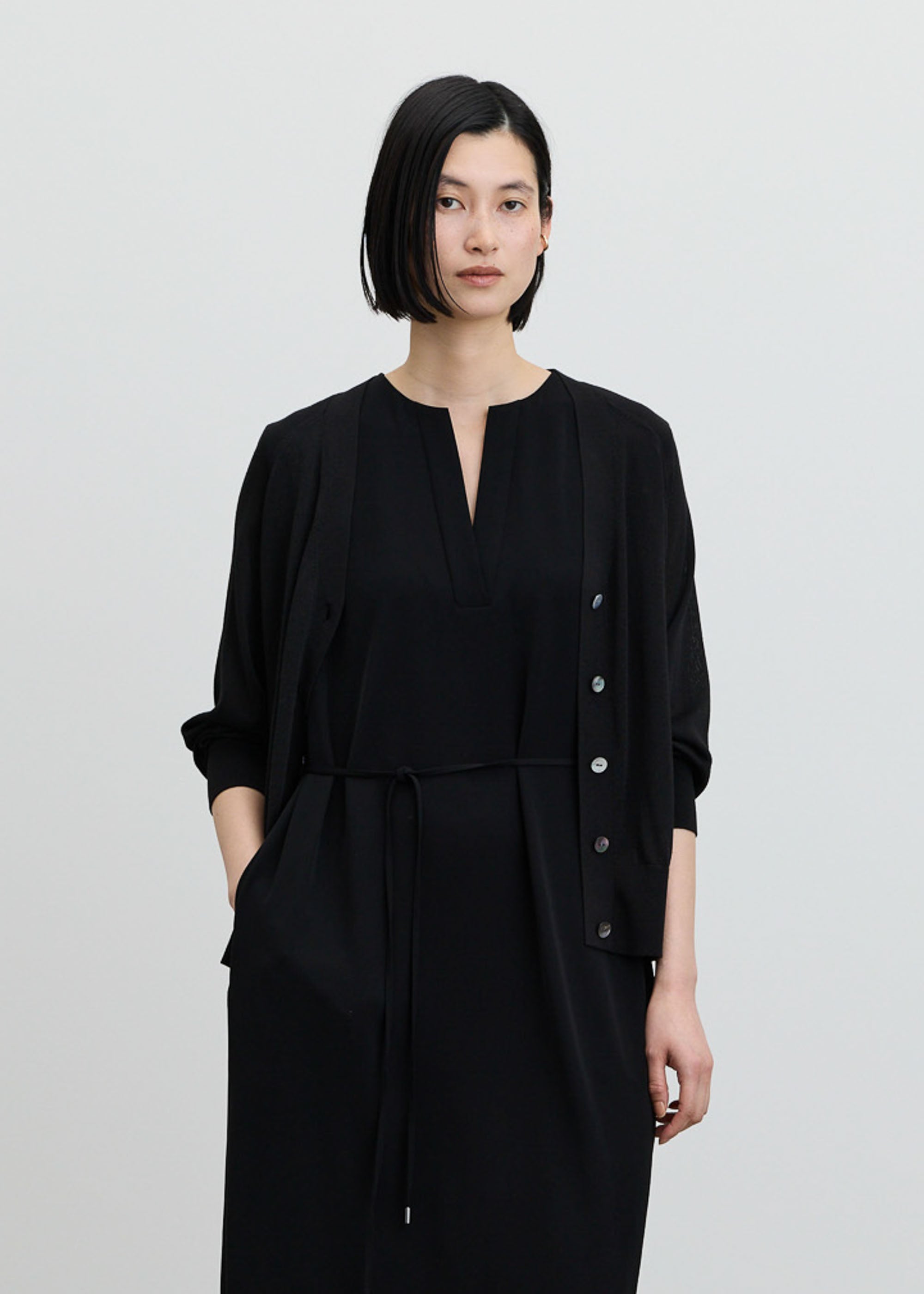 シアーVネックカーディガン - SOÉJU online store｜上質な大人の女性の