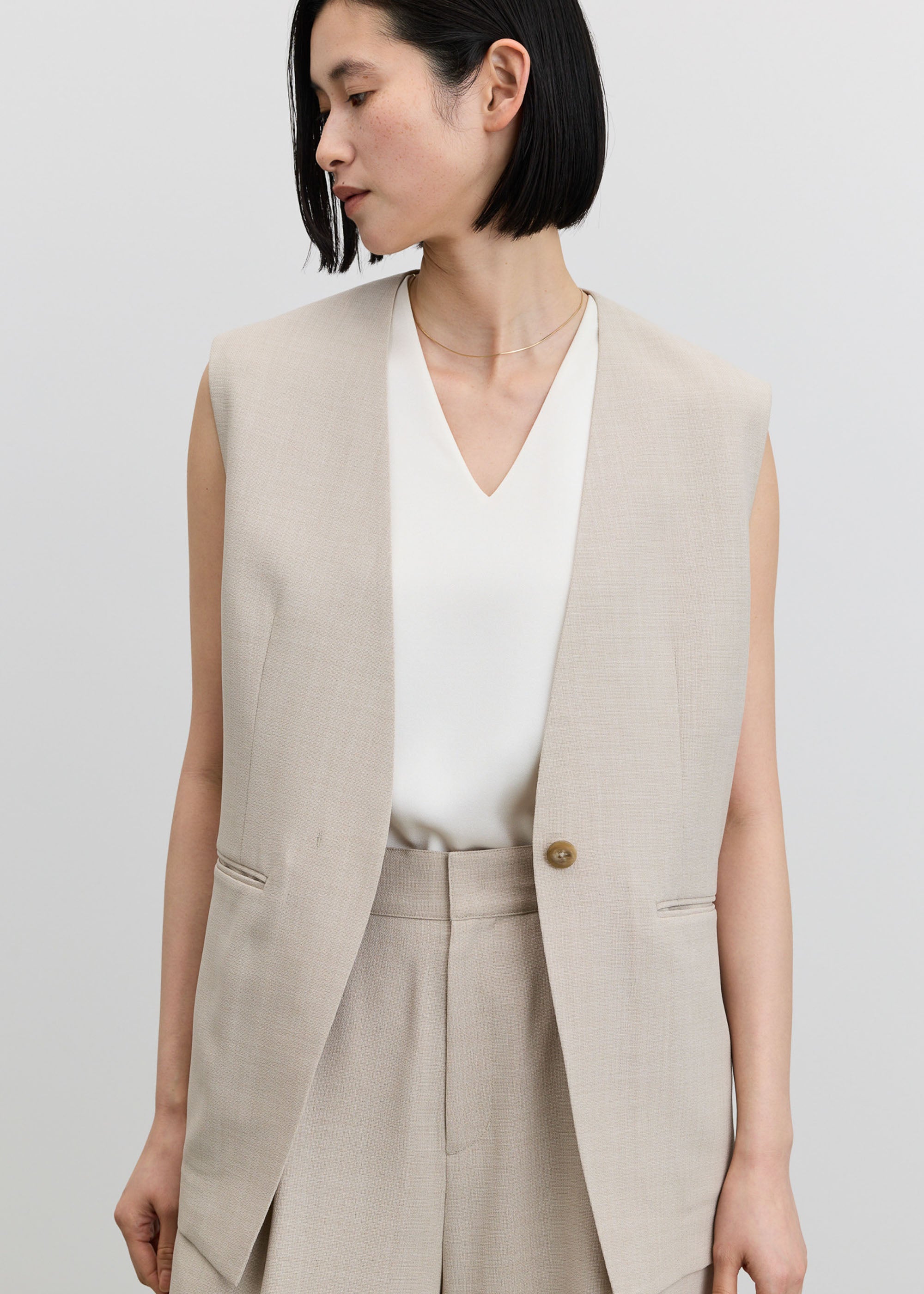 美品✨ソージュ SOEJU ソフトオックスノーカラージレ ベスト ベージュ リネンライクノーカラージレ - SOÉJU online store｜上質な大人の女性