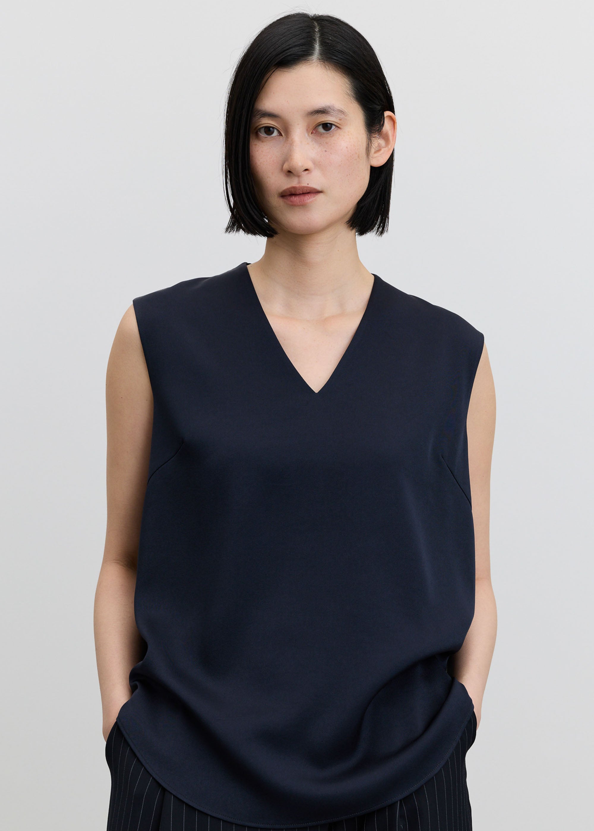 サテンVネックノースリーブブラウス - SOÉJU online store｜上質な大人