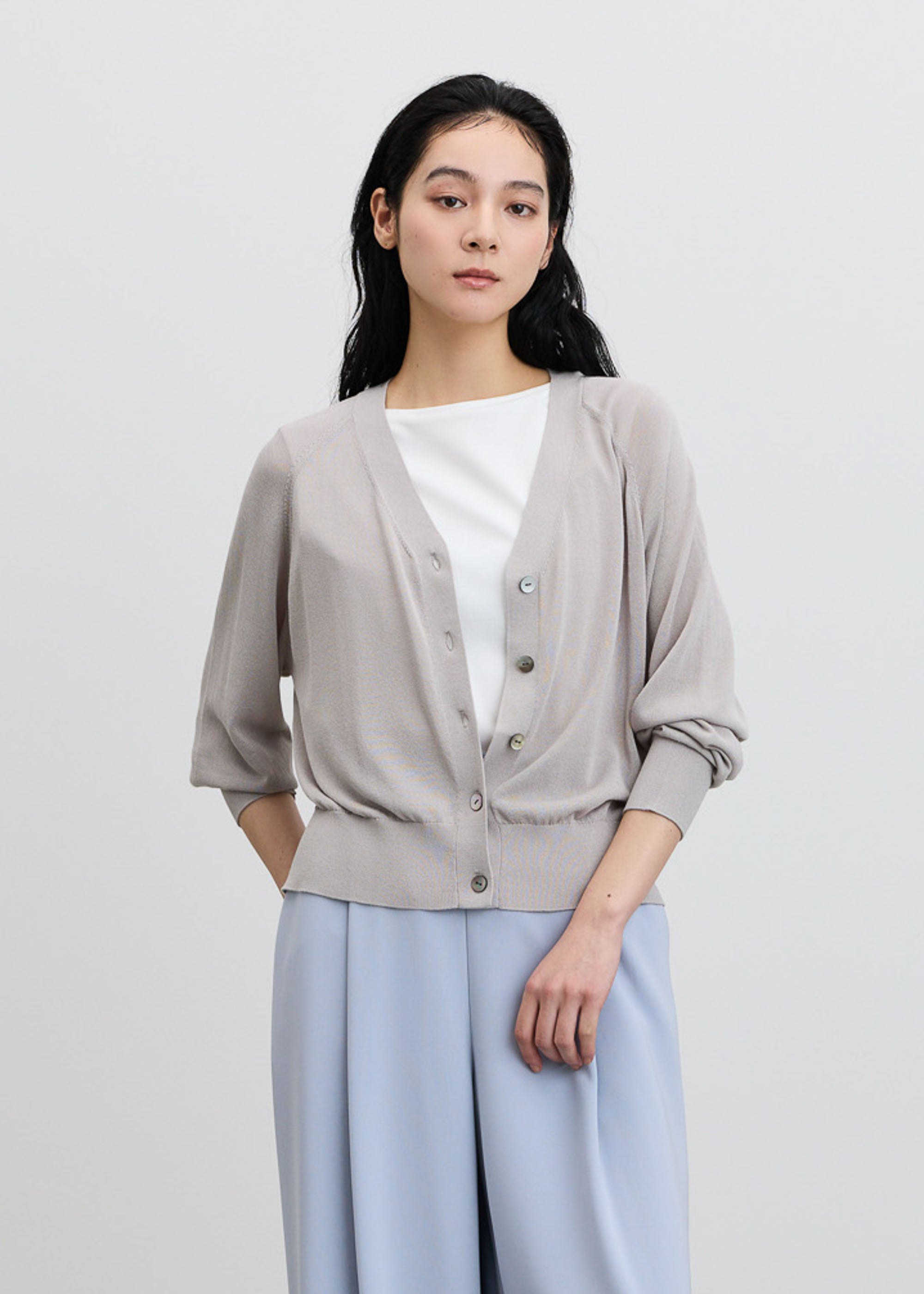 シアーVネックカーディガン - SOÉJU online store｜上質な大人の女性の