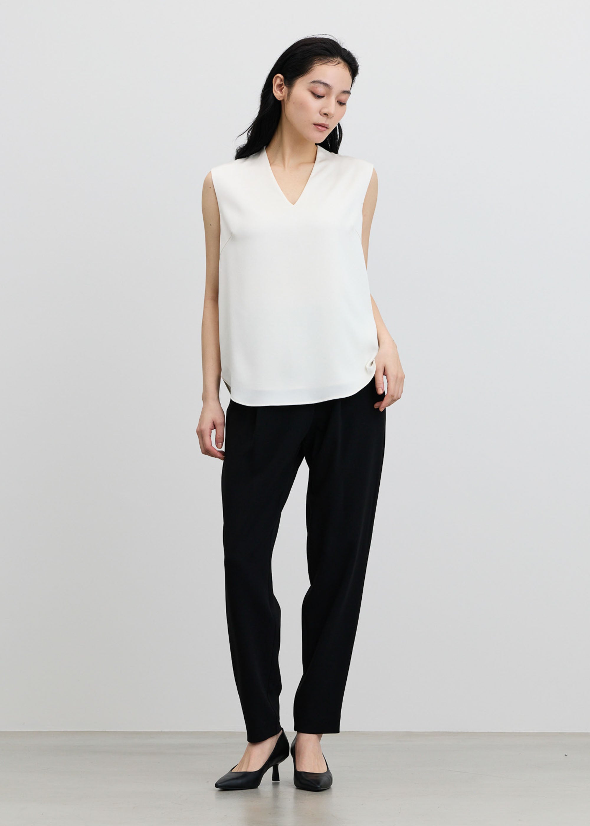 studious Vネックノースリーブカットソー サテンVネックノースリーブブラウス - SOÉJU online store｜上質な大人