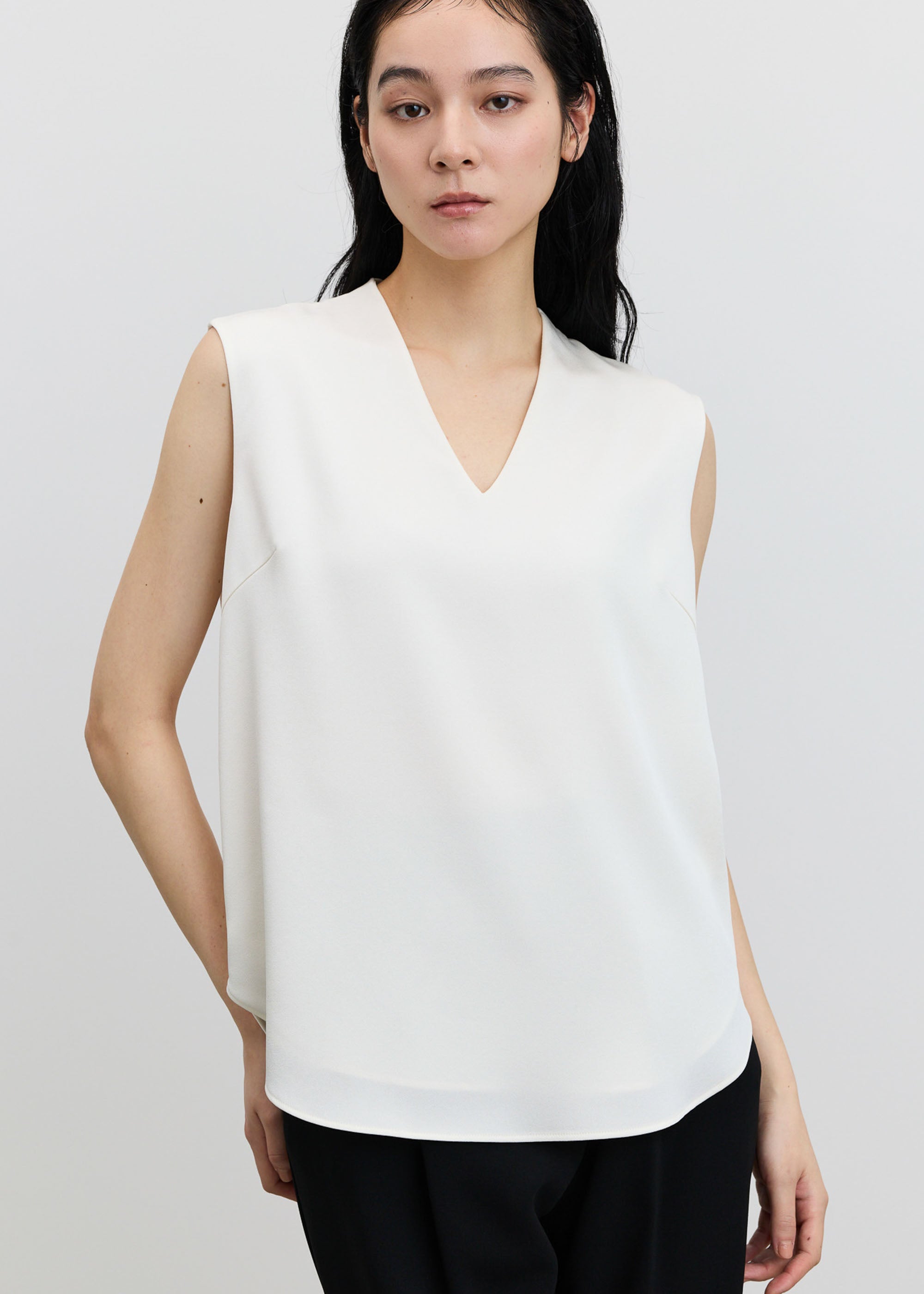 vaqutau voyage ノースリーブス トップス サテンVネックノースリーブブラウス - SOÉJU online store｜上質な大人